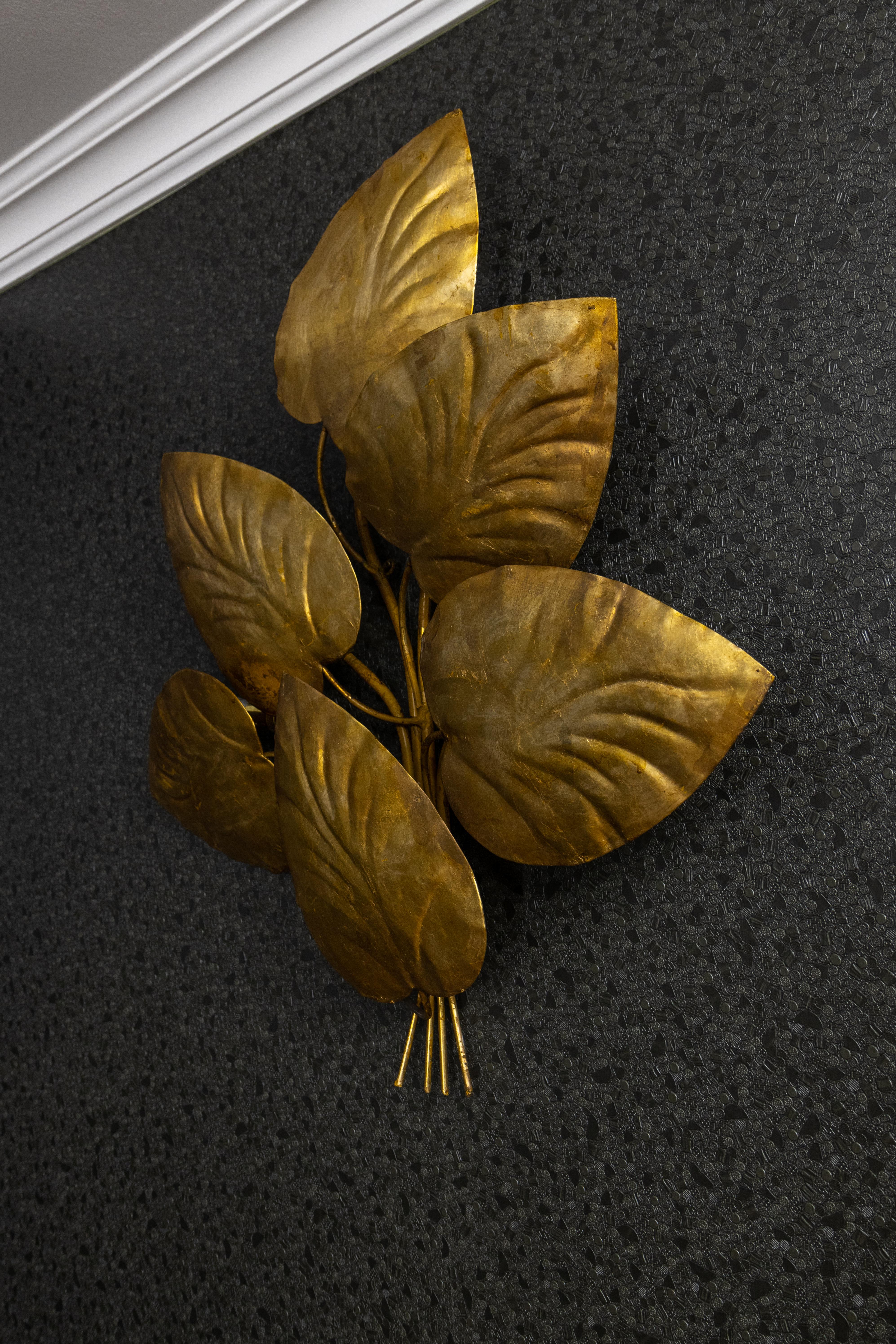 Hollywood Regency Grande applique à cinq lumières en métal doré de style régence hollywoodienne, années 1950 en vente