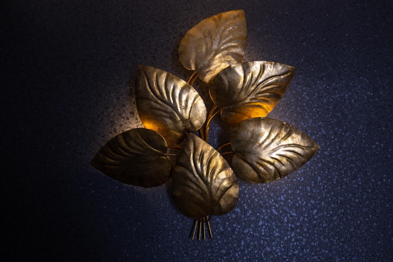 Doré Grande applique à cinq lumières en métal doré de style régence hollywoodienne, années 1950 en vente