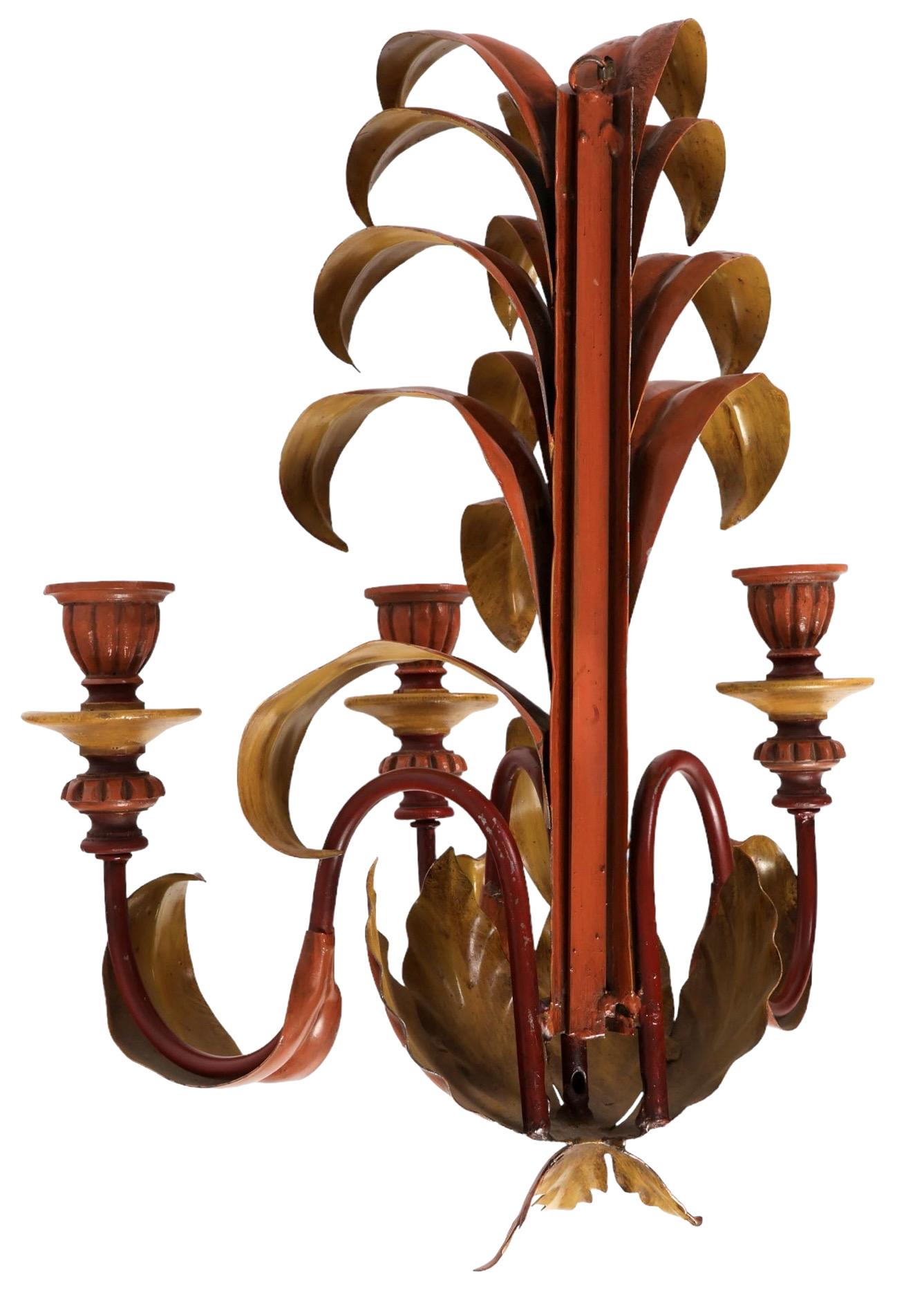 Pareja de apliques de pared de madera y metal tole de la Regencia de Hollywood italiana siglo XX en venta