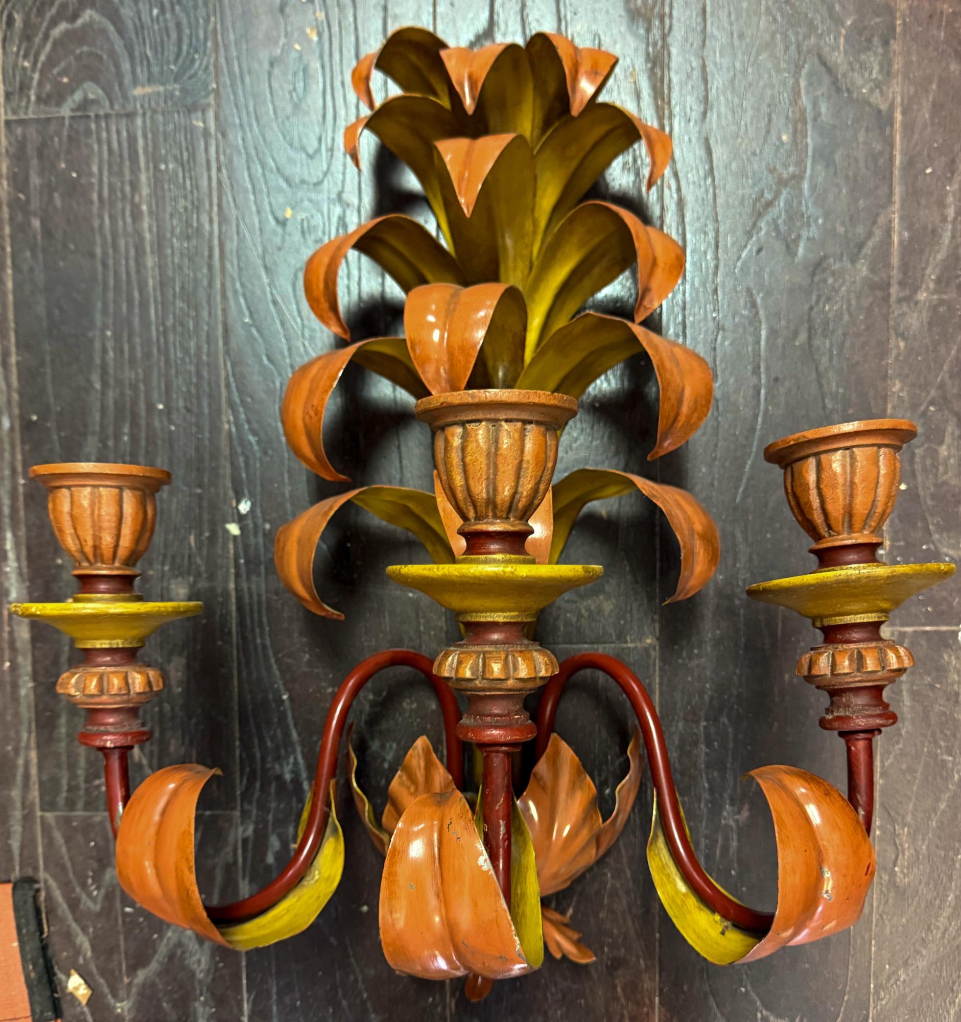 Pareja de apliques de pared de madera y metal tole de la Regencia de Hollywood italiana Metal en venta