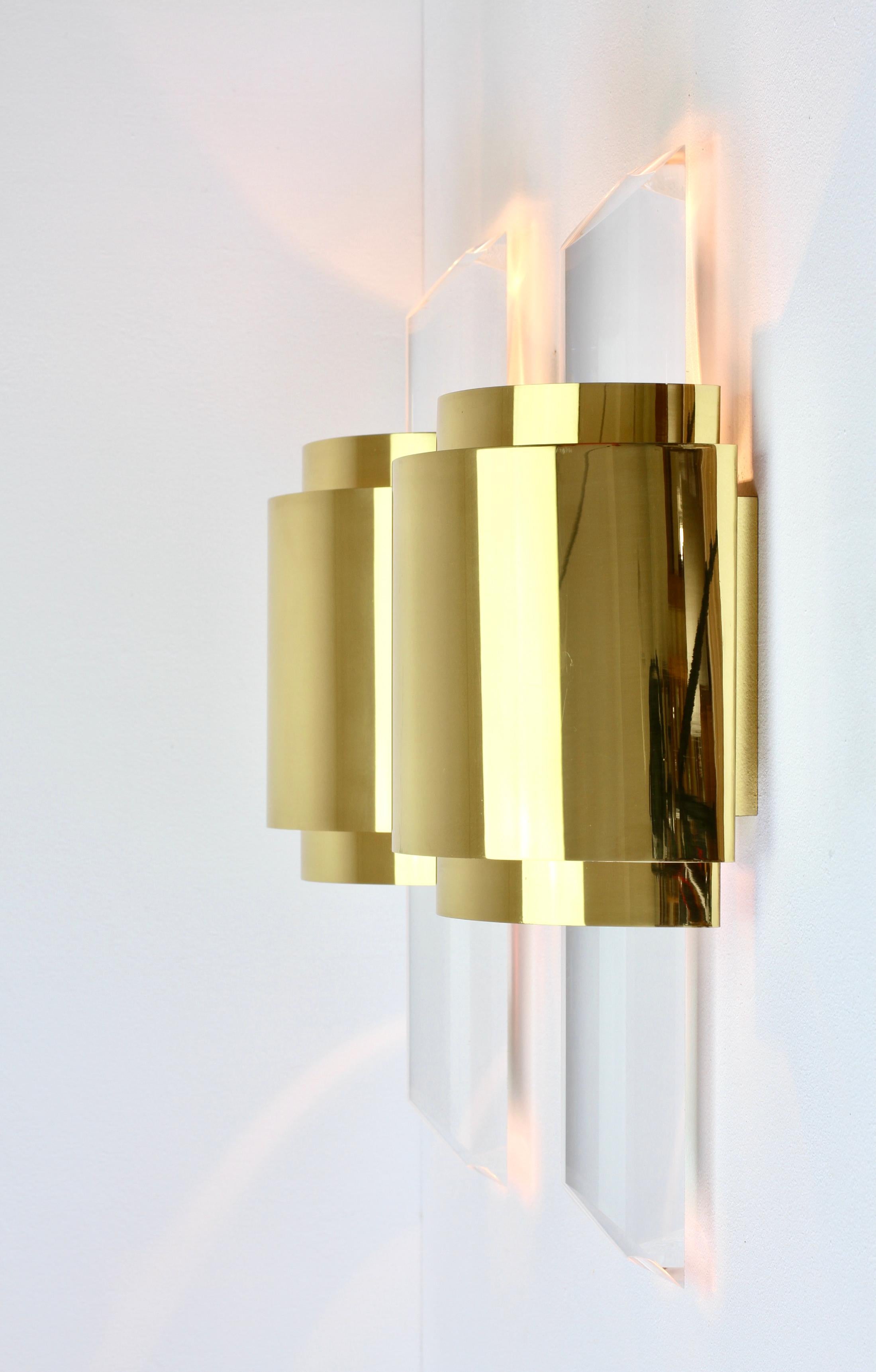 Large Hollywood Regency Lucite and Brass Wall Lights or Sconces, circa 1970s For Sale 2