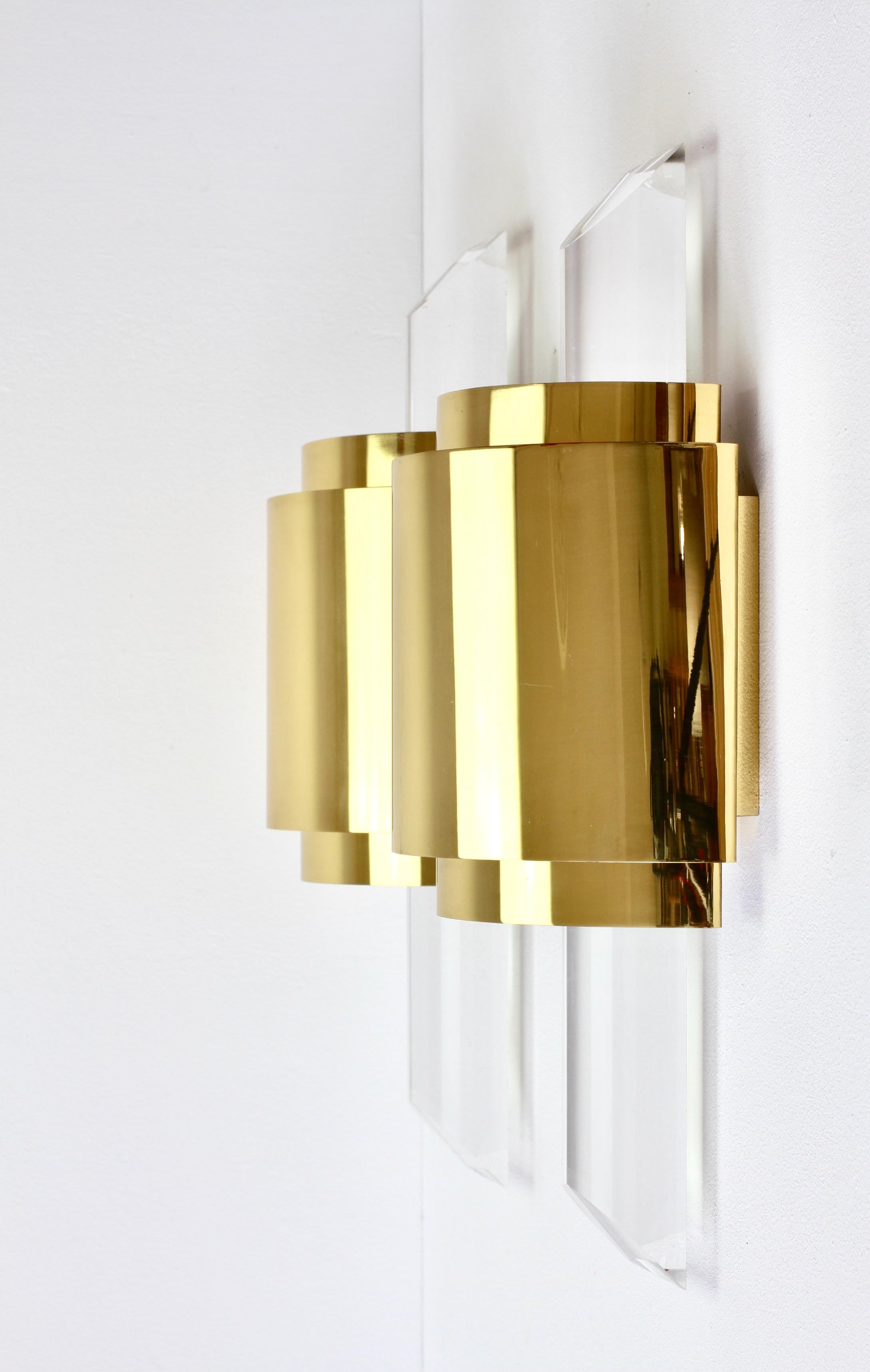 Large Hollywood Regency Lucite and Brass Wall Lights or Sconces, circa 1970s For Sale 3