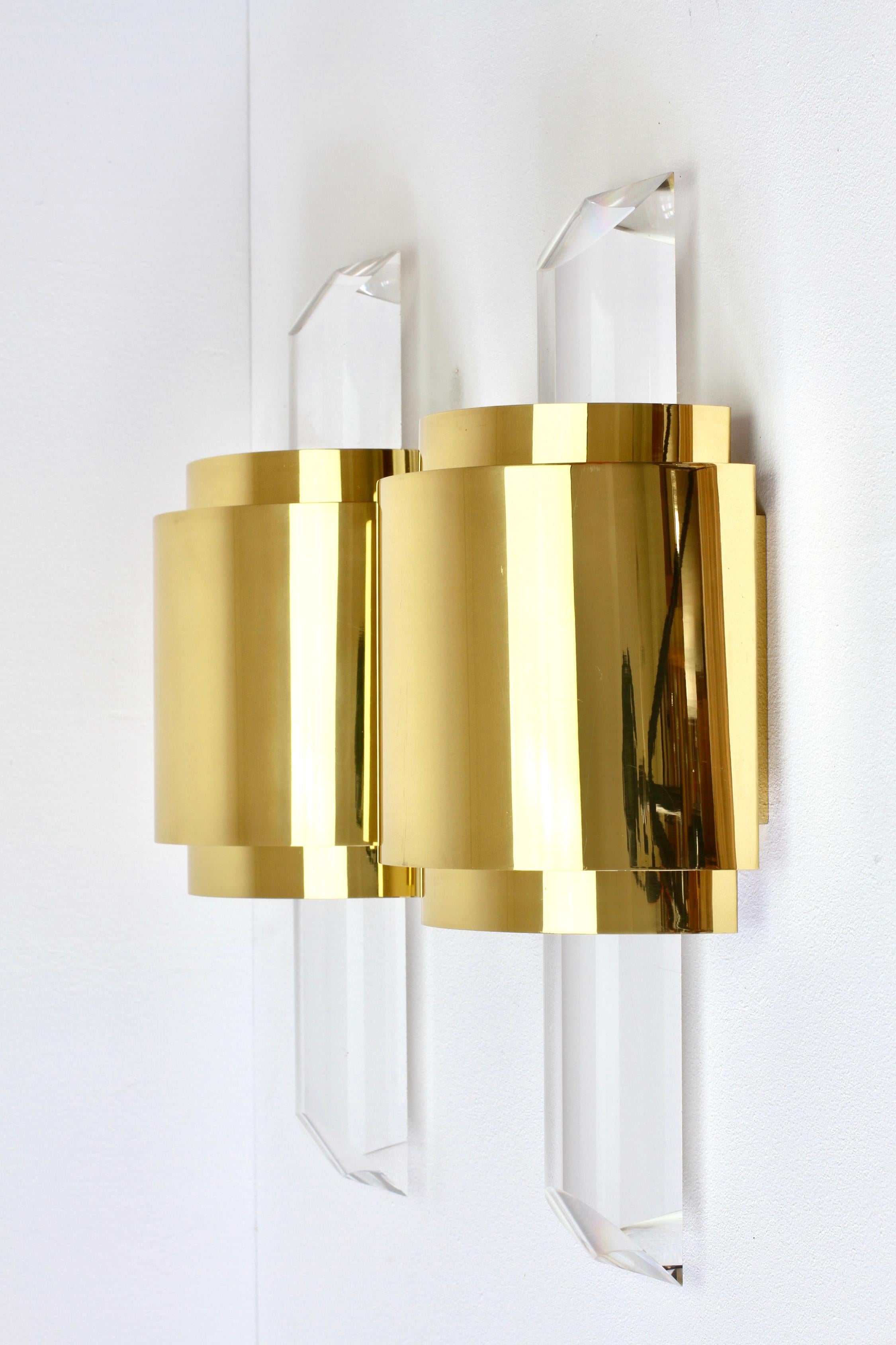 Large Hollywood Regency Lucite and Brass Wall Lights or Sconces, circa 1970s For Sale 4