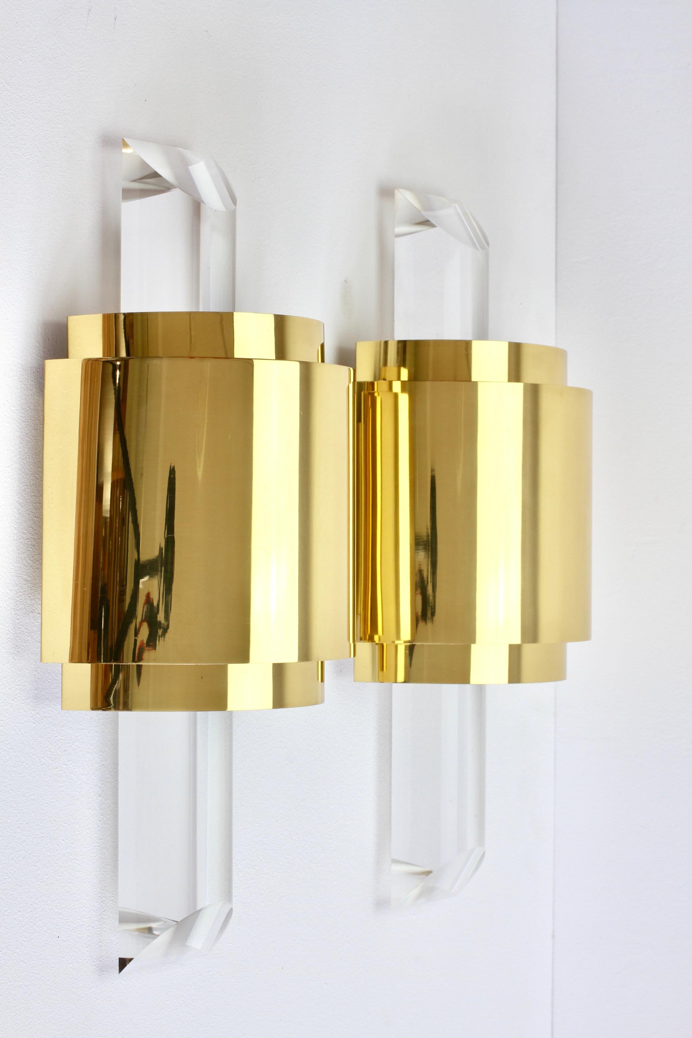 Large Hollywood Regency Lucite and Brass Wall Lights or Sconces, circa 1970s For Sale 5
