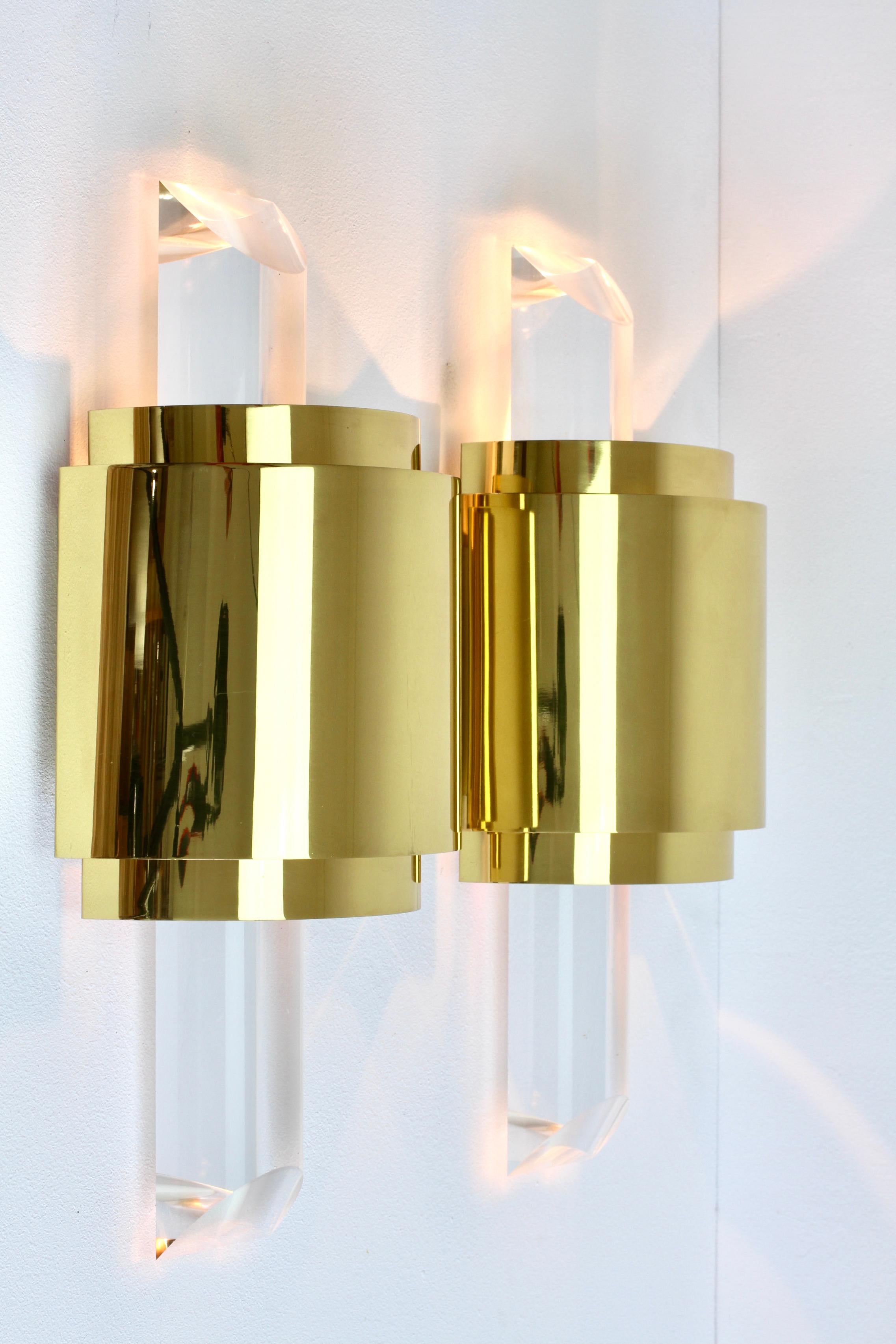 Large Hollywood Regency Lucite and Brass Wall Lights or Sconces, circa 1970s For Sale 6