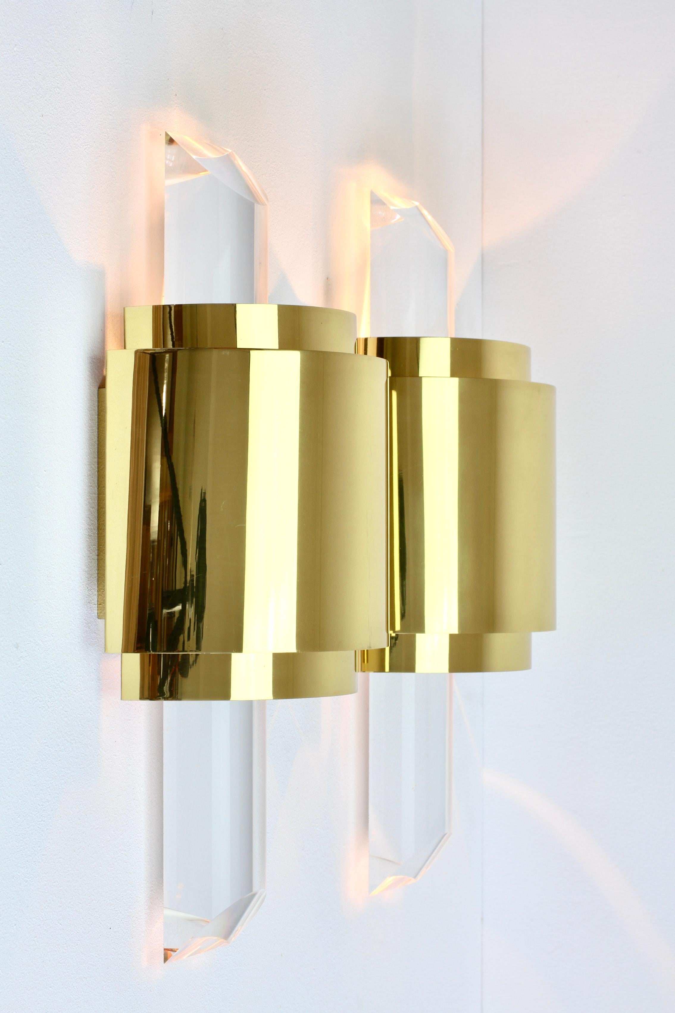 Large Hollywood Regency Lucite and Brass Wall Lights or Sconces, circa 1970s For Sale 7
