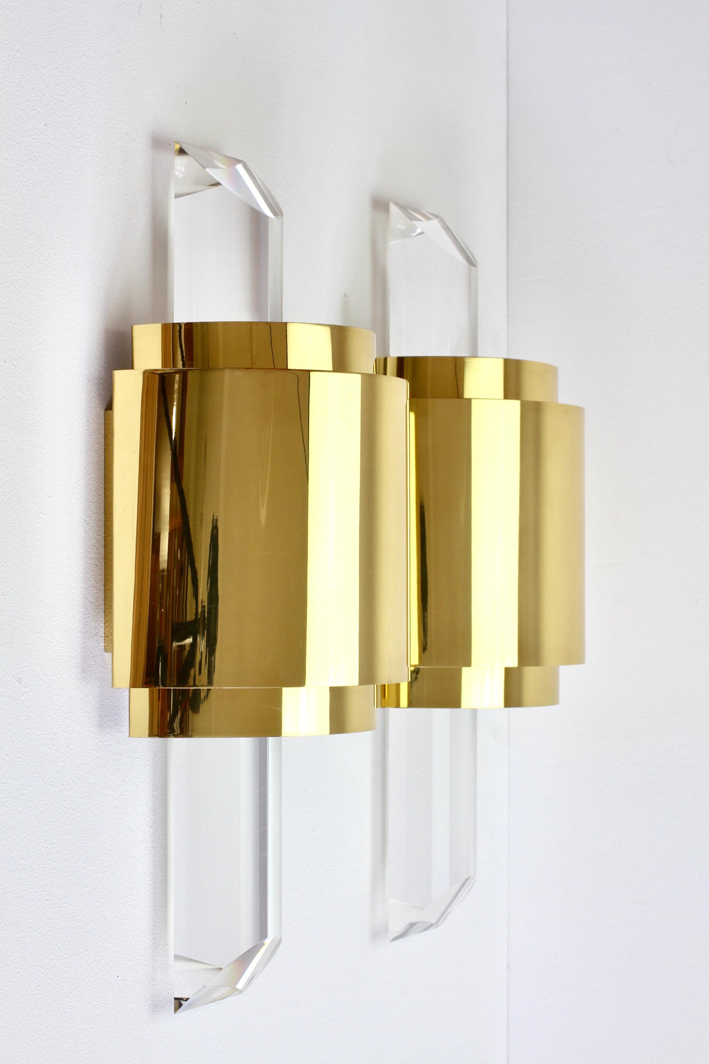 Large Hollywood Regency Lucite and Brass Wall Lights or Sconces, circa 1970s For Sale 8