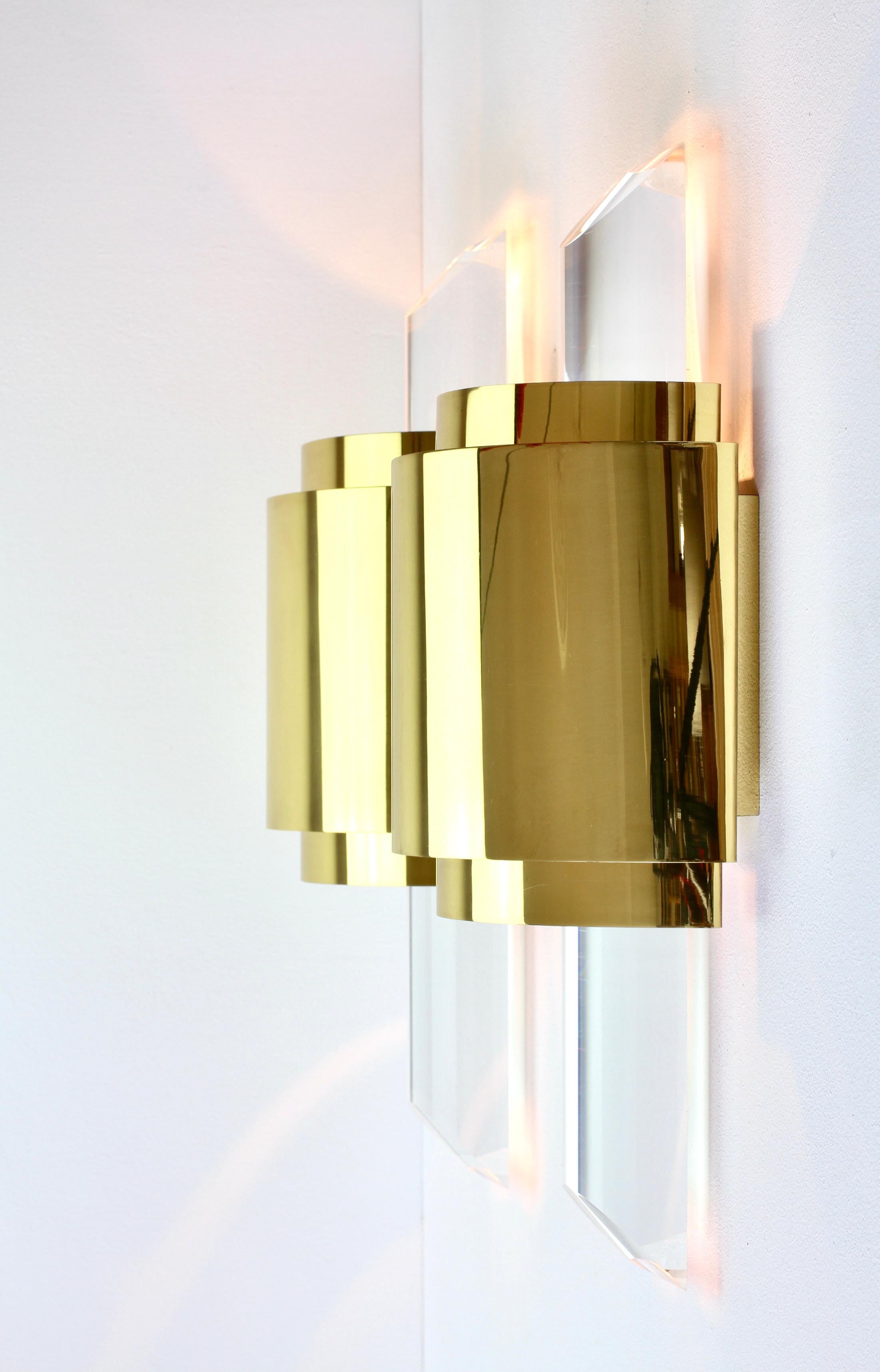Large Hollywood Regency Lucite and Brass Wall Lights or Sconces, circa 1970s For Sale 1