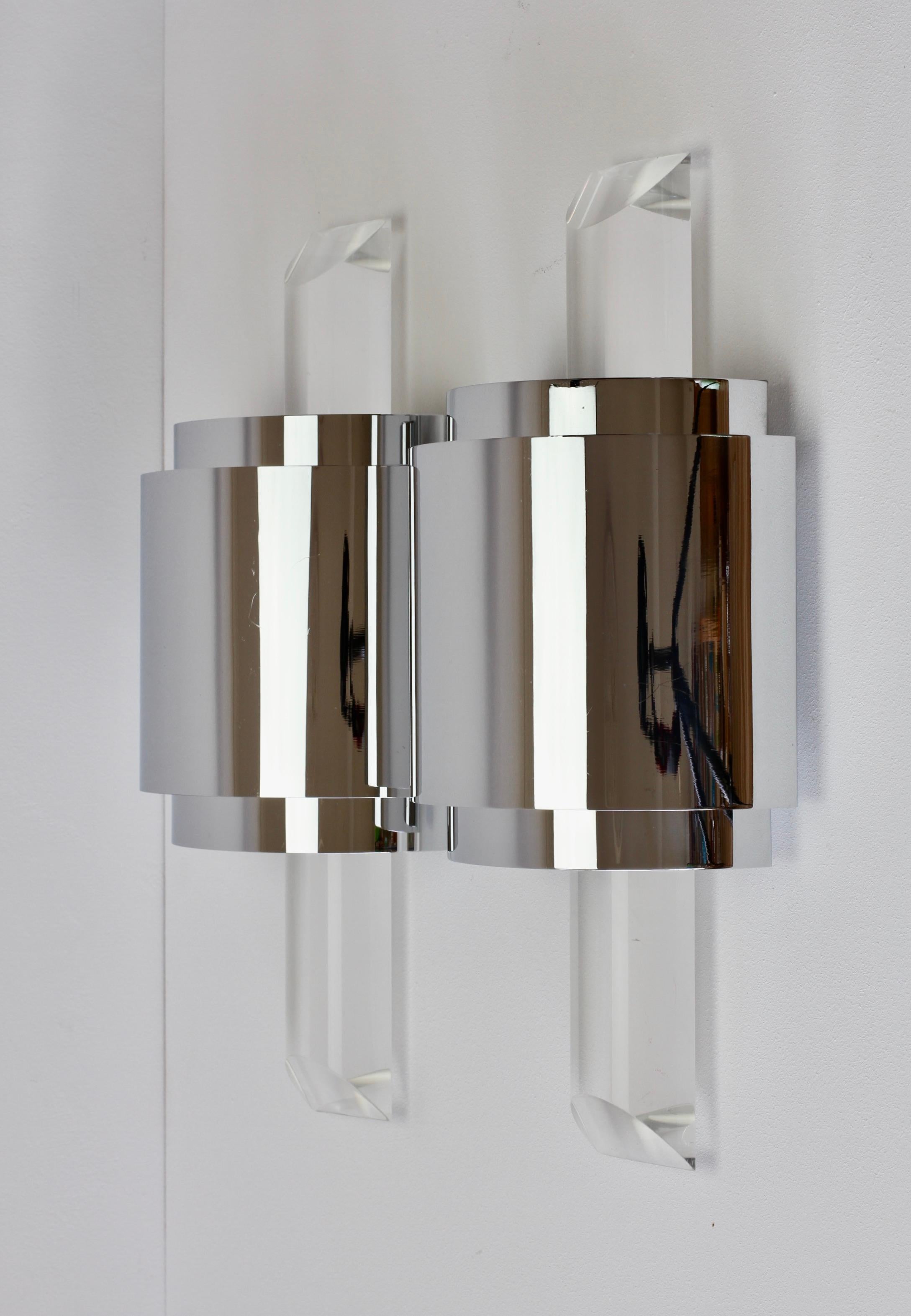 Large Hollywood Regency Lucite and Chrome Wall Lights or Sconces, circa 1970s For Sale 4