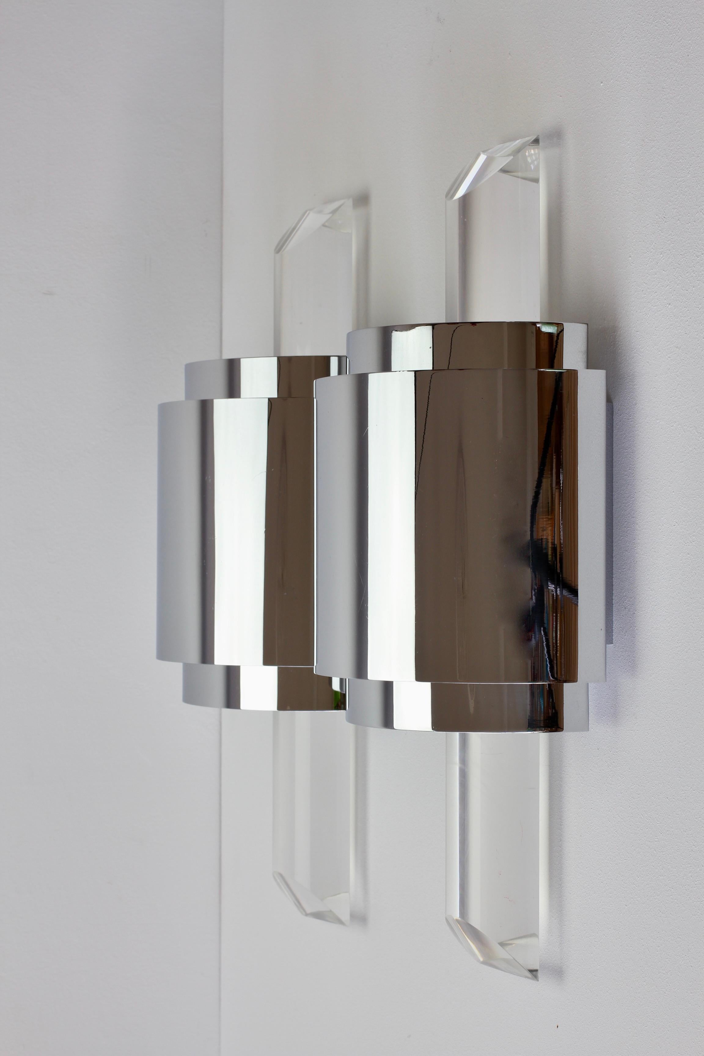 Large Hollywood Regency Lucite and Chrome Wall Lights or Sconces, circa 1970s For Sale 7