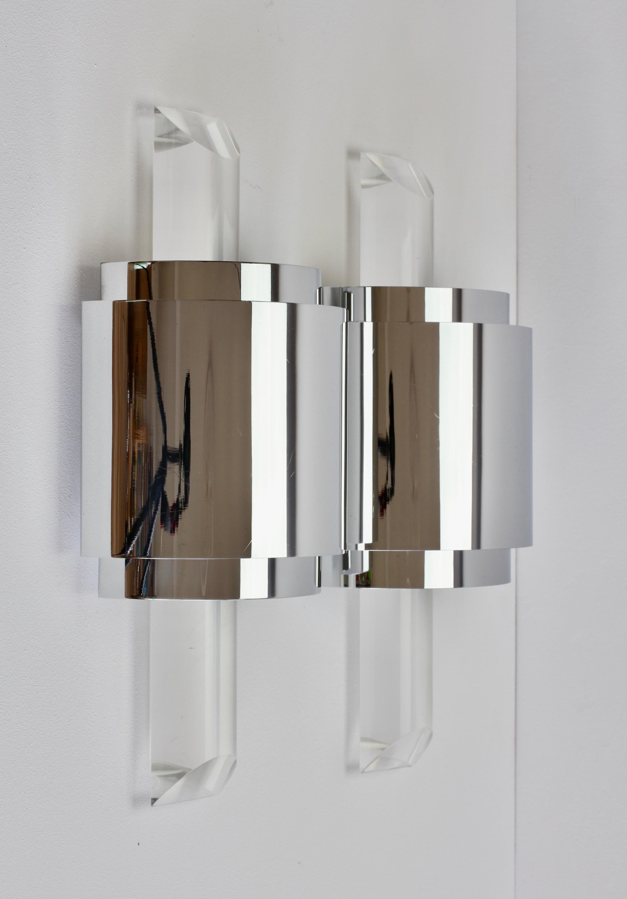 Large Hollywood Regency Lucite and Chrome Wall Lights or Sconces, circa 1970s For Sale 11