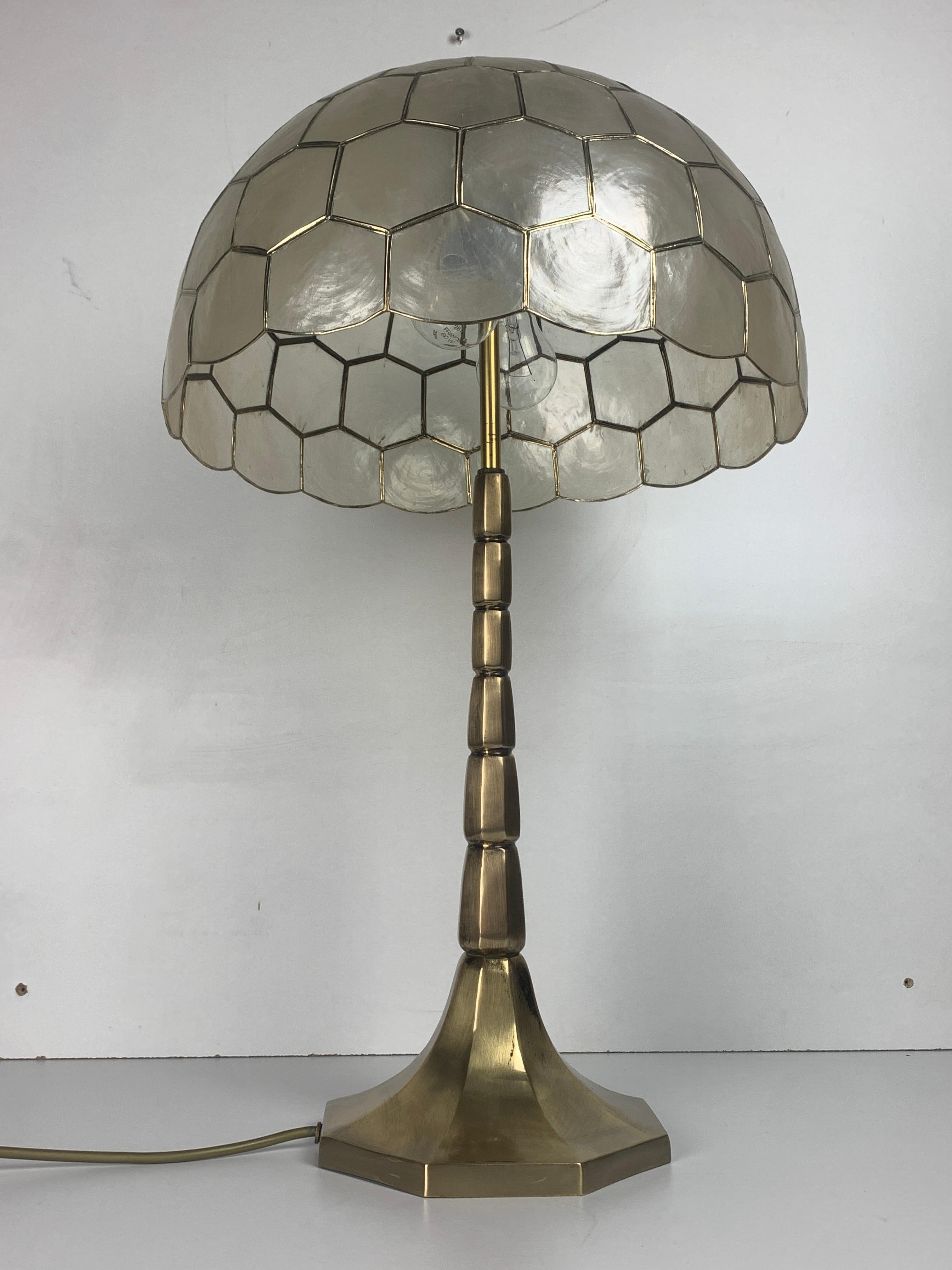 Large Hollywood regency midcentury Capiz and brass table lamp, 1960s For Sale 4