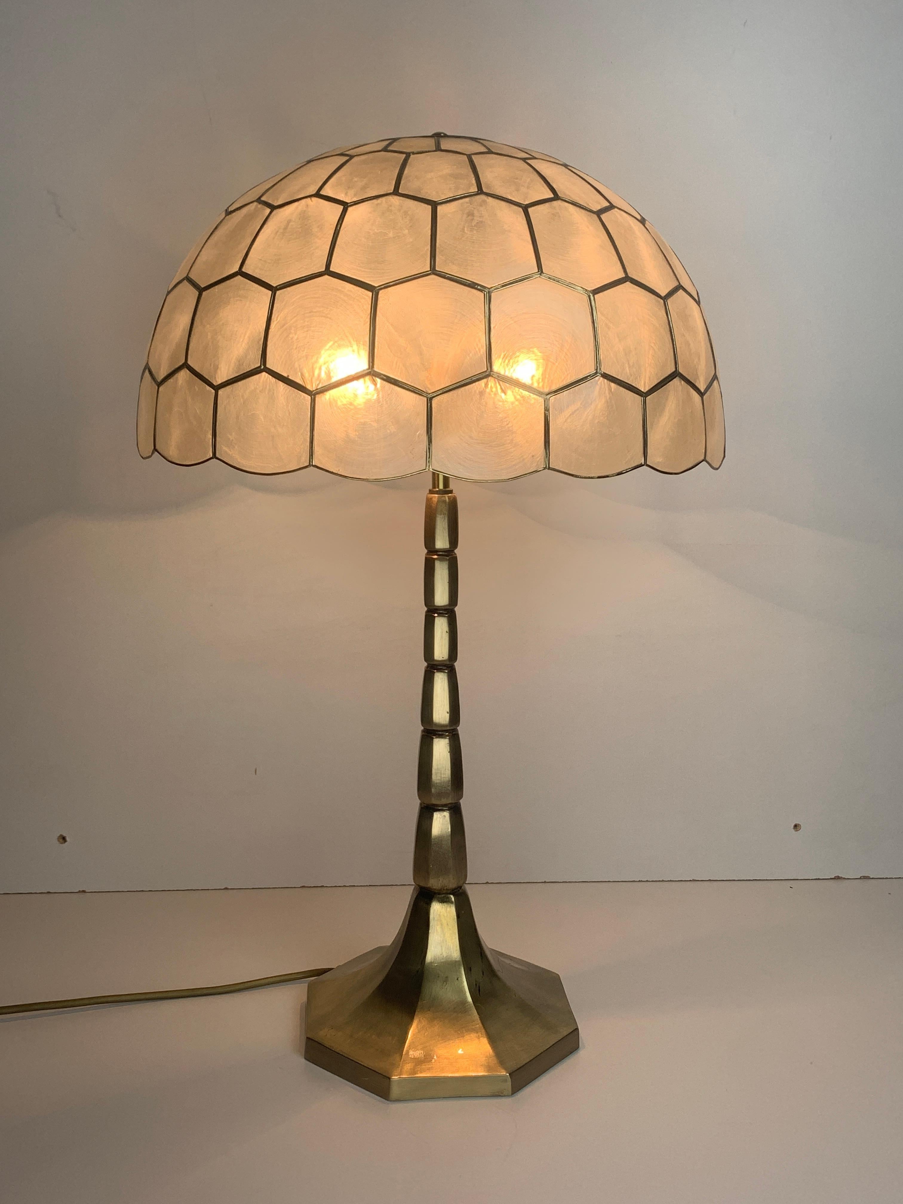 Large Hollywood regency midcentury Capiz and brass table lamp, 1960s For Sale 5