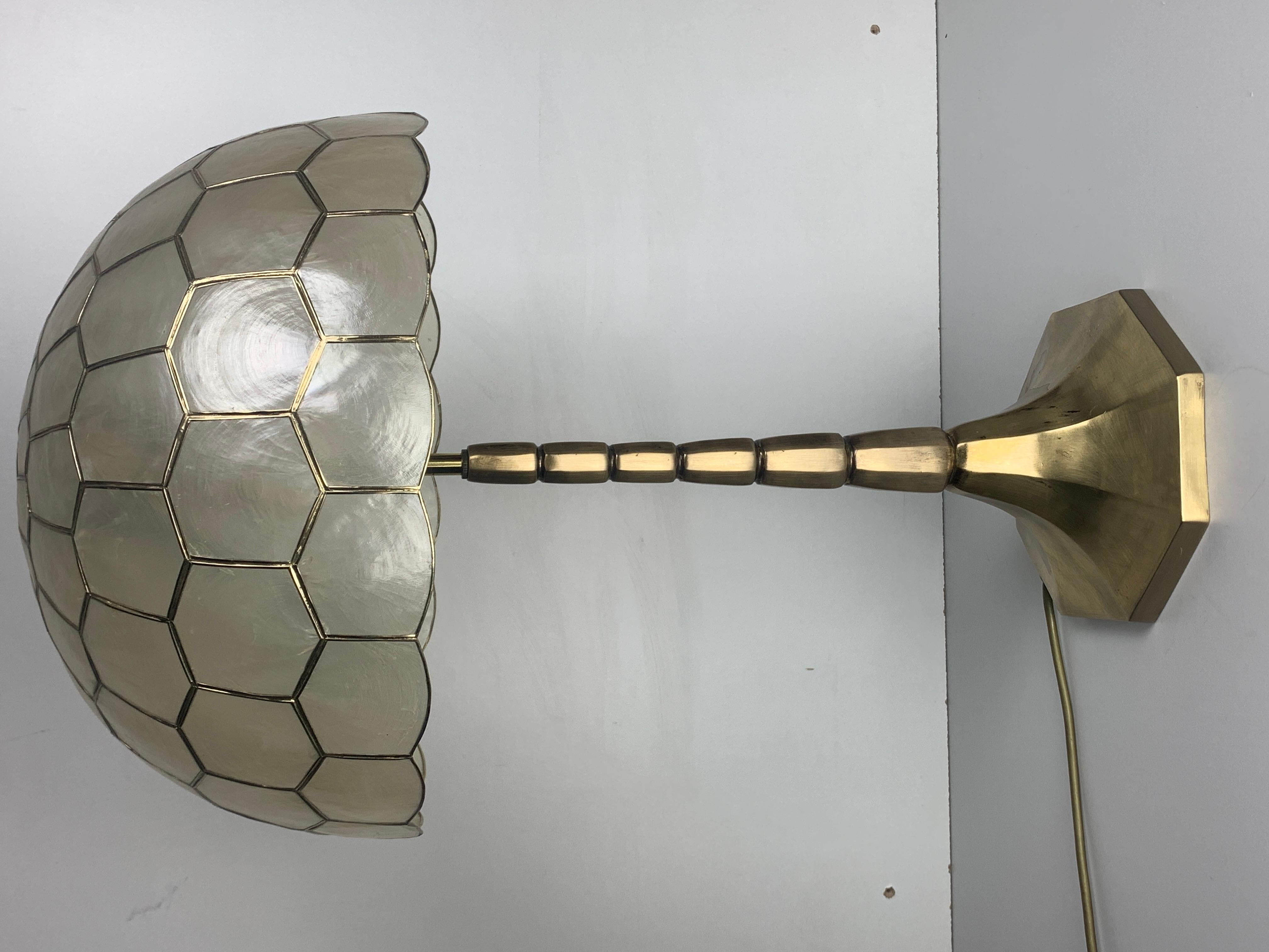 Large Hollywood regency midcentury Capiz and brass table lamp, 1960s For Sale 6