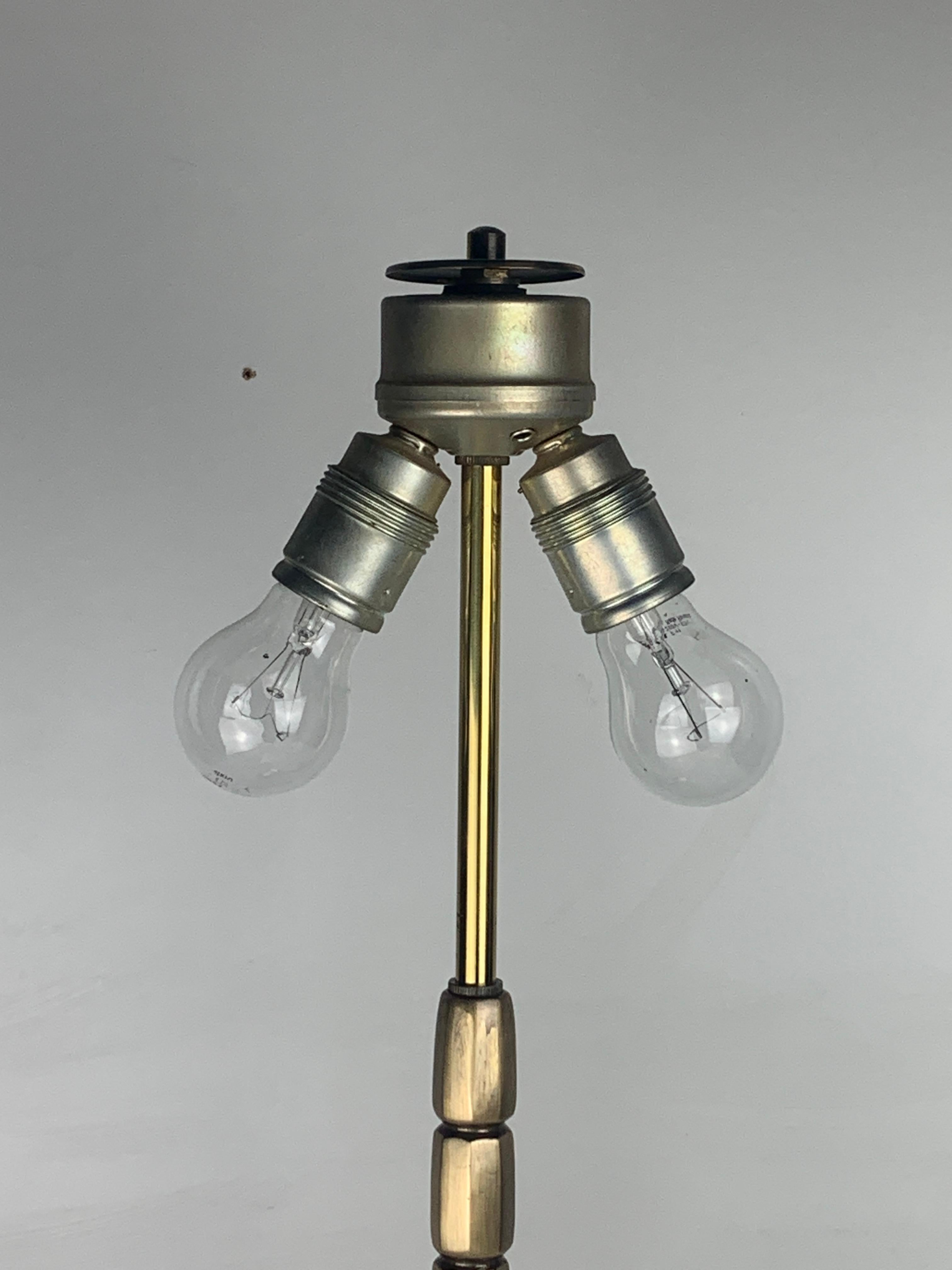 Large Hollywood regency midcentury Capiz and brass table lamp, 1960s For Sale 8