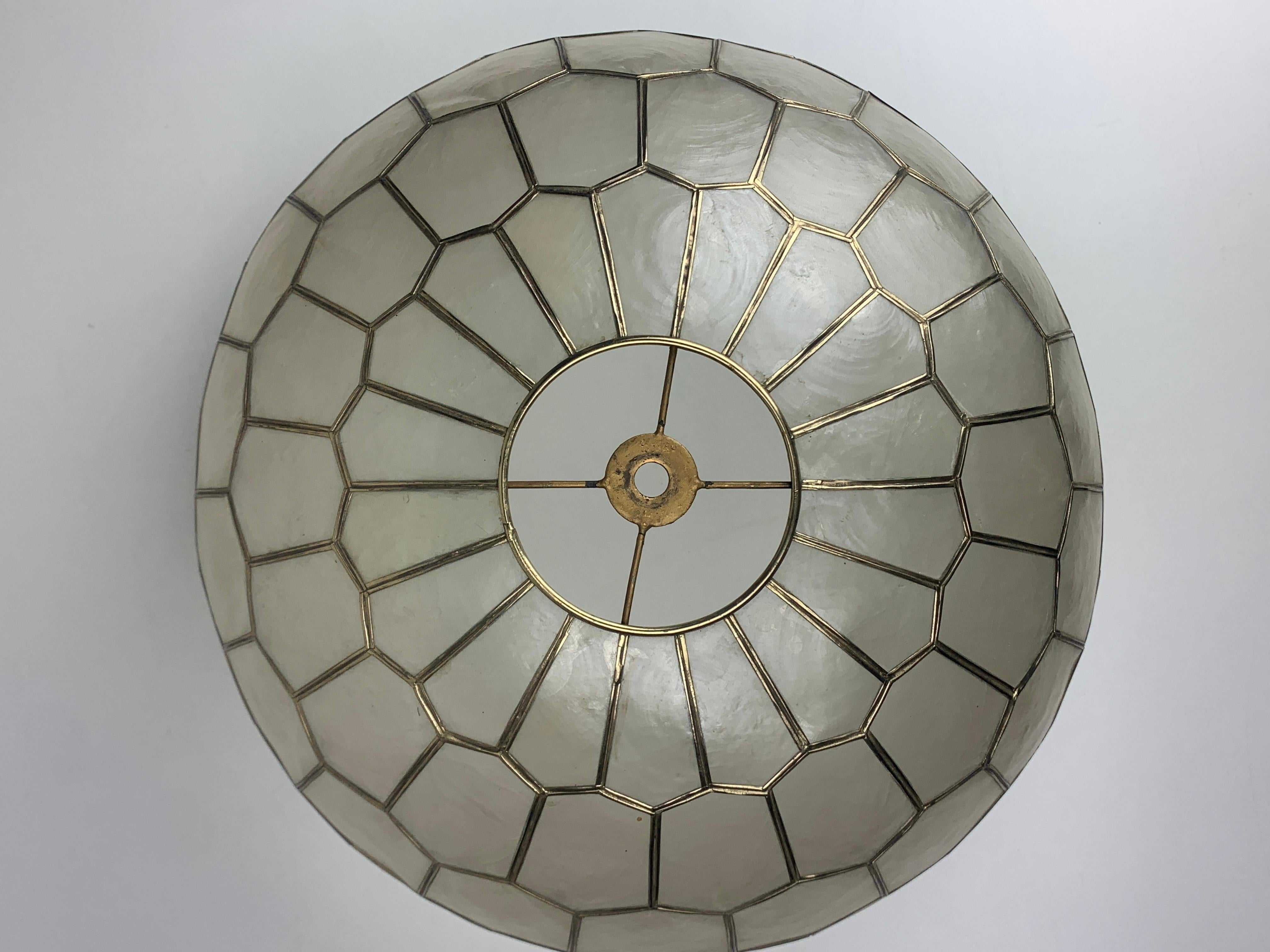 Large Hollywood regency midcentury Capiz and brass table lamp, 1960s For Sale 9