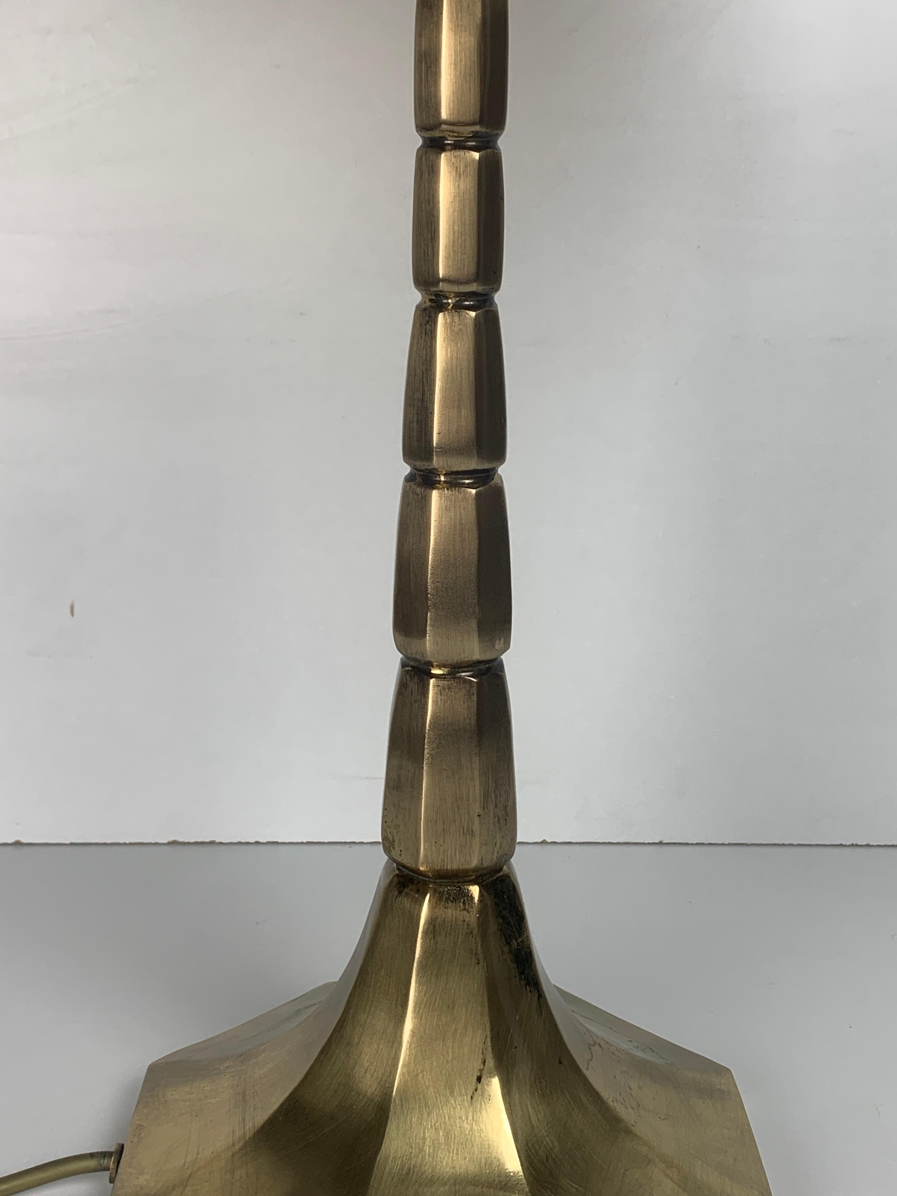 Large Hollywood regency midcentury Capiz and brass table lamp, 1960s In Good Condition For Sale In Zaandam, NL