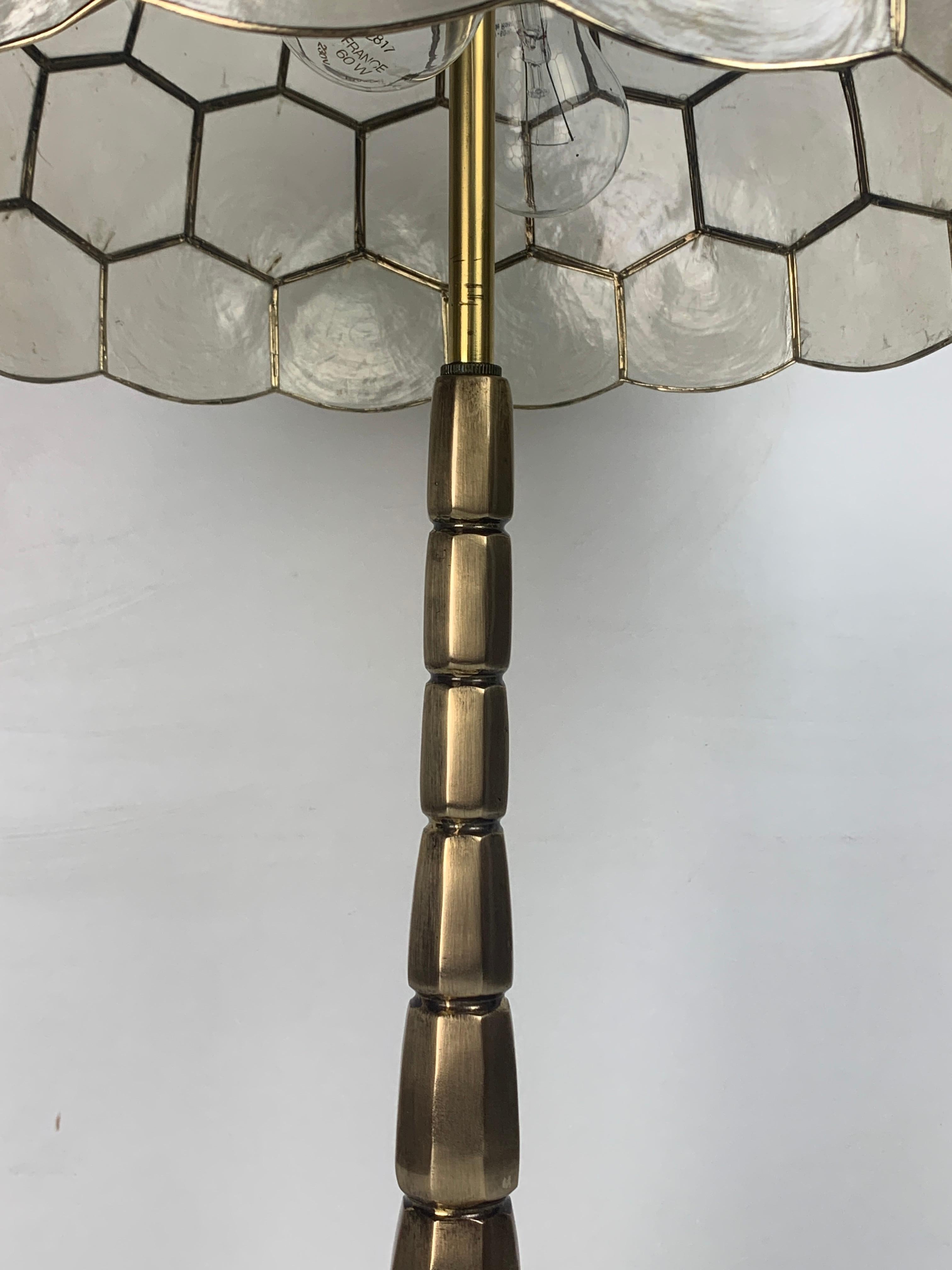Mid-20th Century Large Hollywood regency midcentury Capiz and brass table lamp, 1960s For Sale
