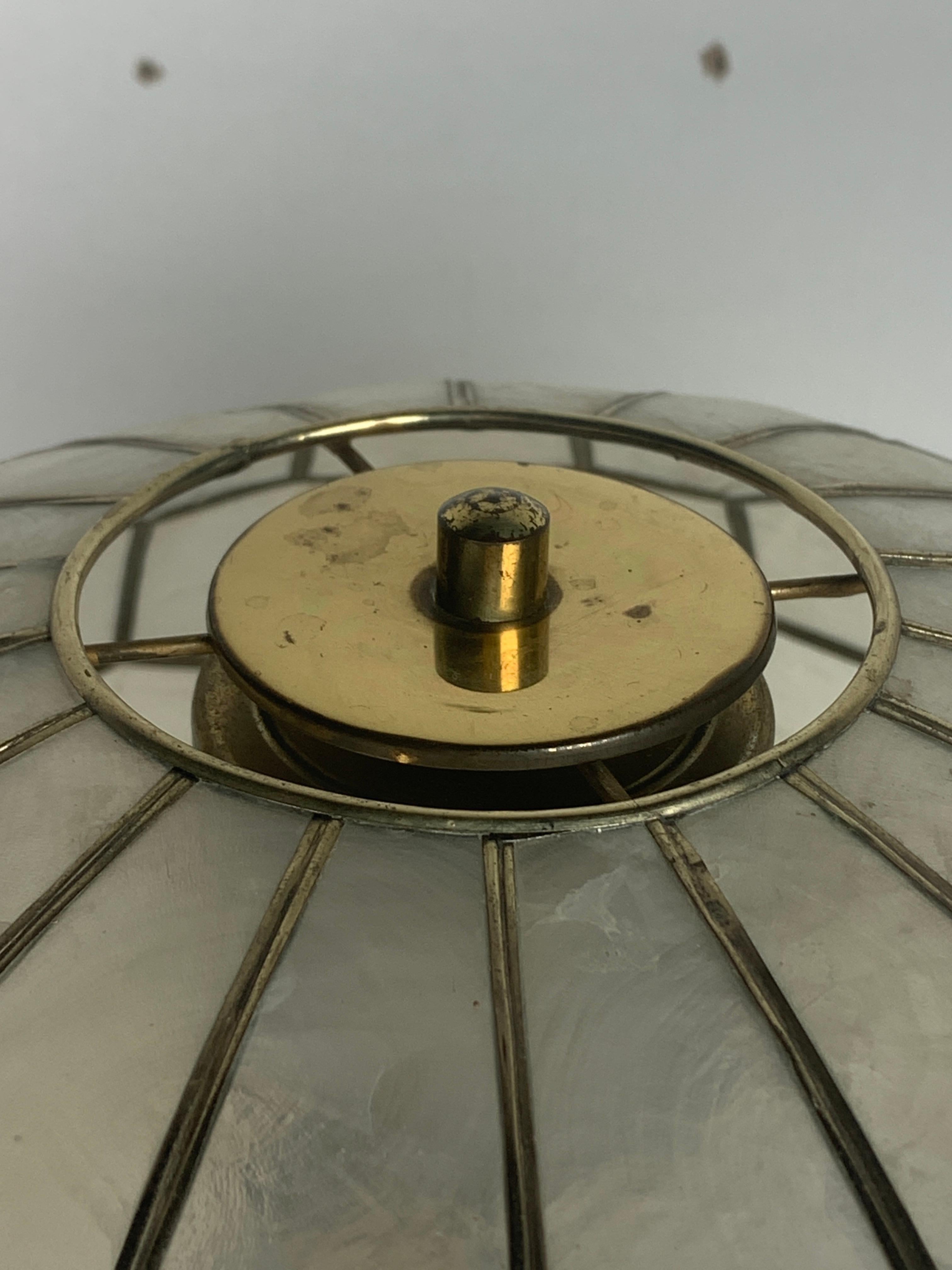 Large Hollywood regency midcentury Capiz and brass table lamp, 1960s For Sale 1