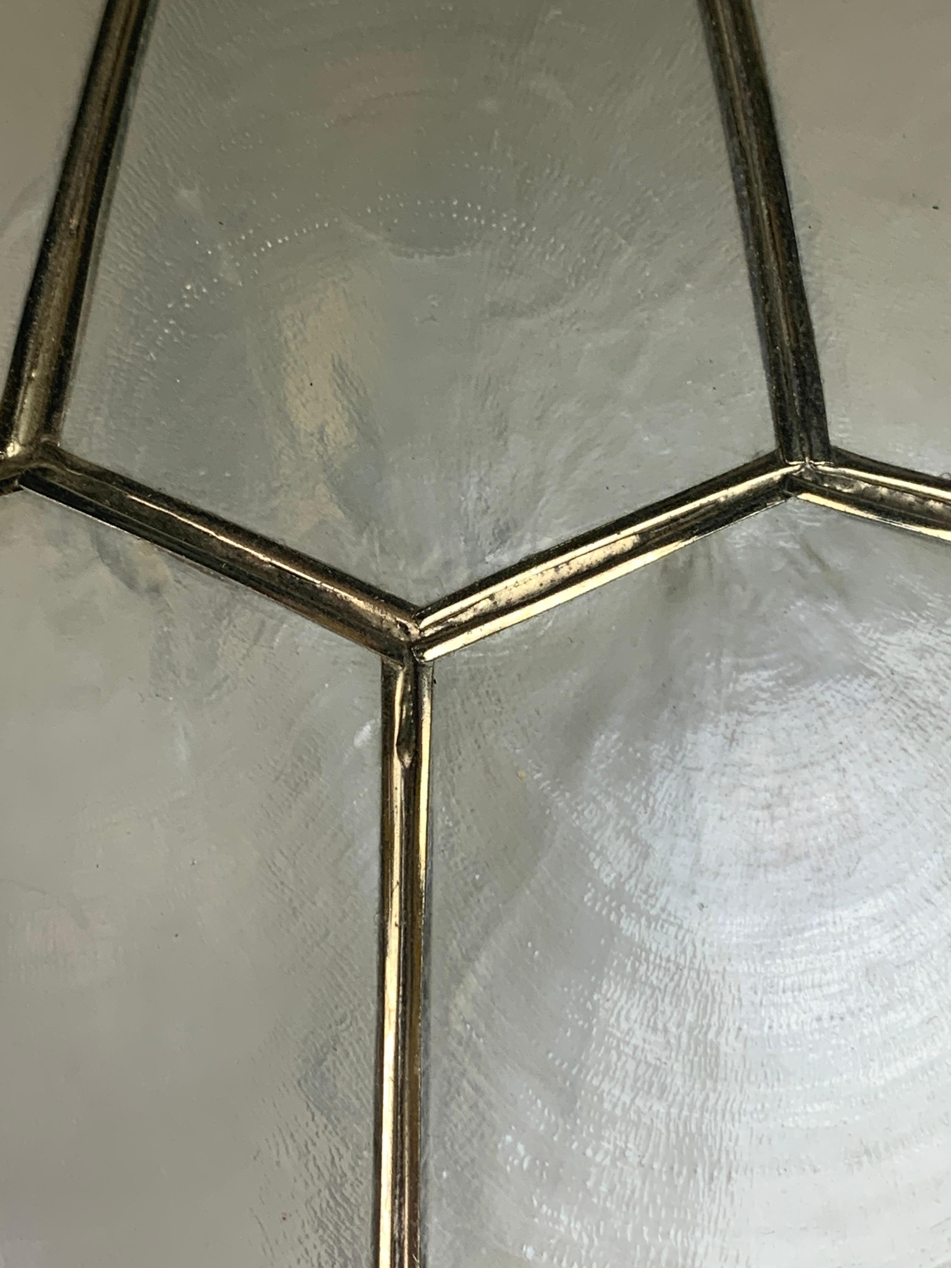 Large Hollywood regency midcentury Capiz and brass table lamp, 1960s For Sale 2