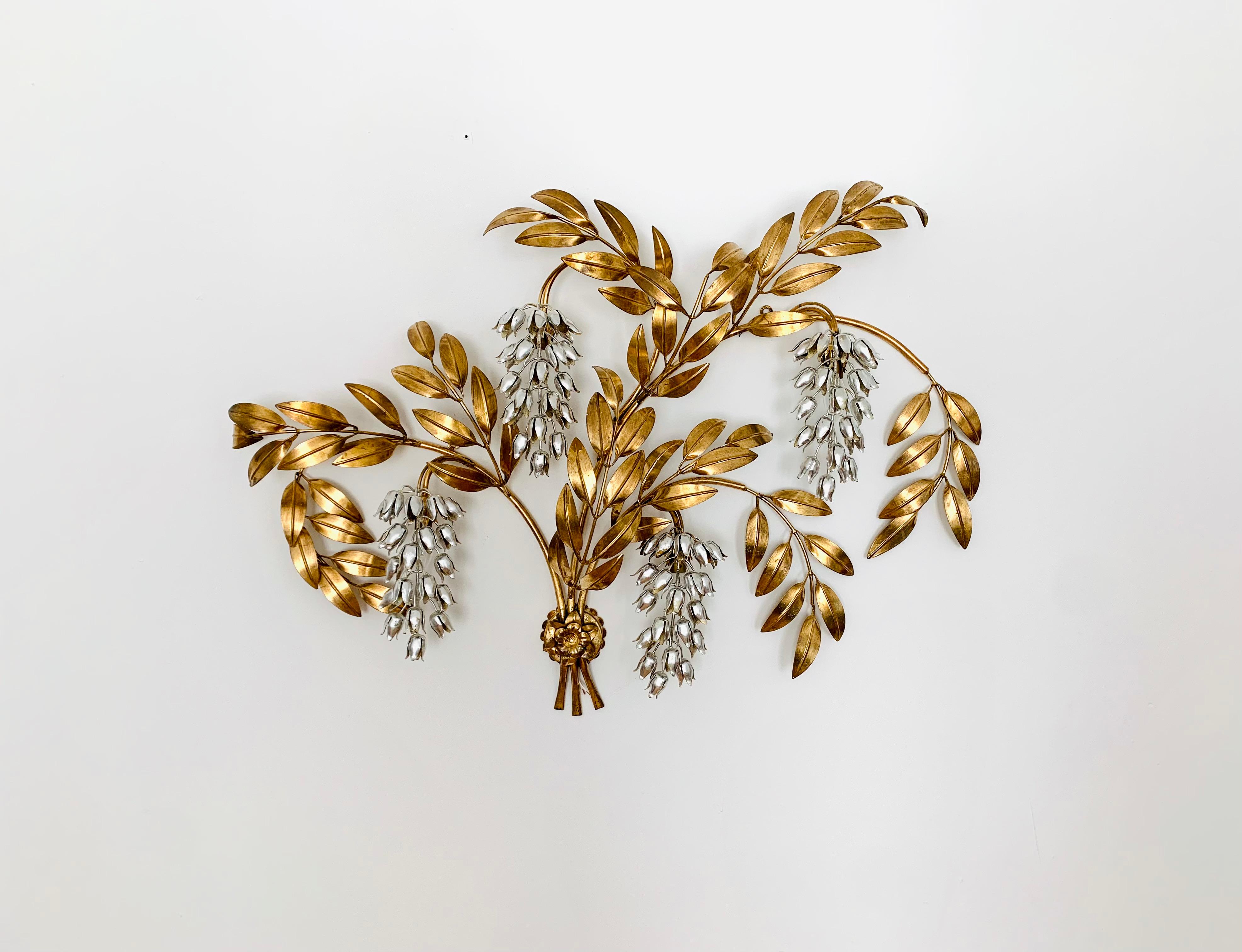 Large palm leaf wall lamp by Hans Kögl from the 1970s.
Impressive design and high-quality workmanship.
The leaves and the color combination create a great, very elegant light.

Condition:

Very good vintage condition with slight signs of wear