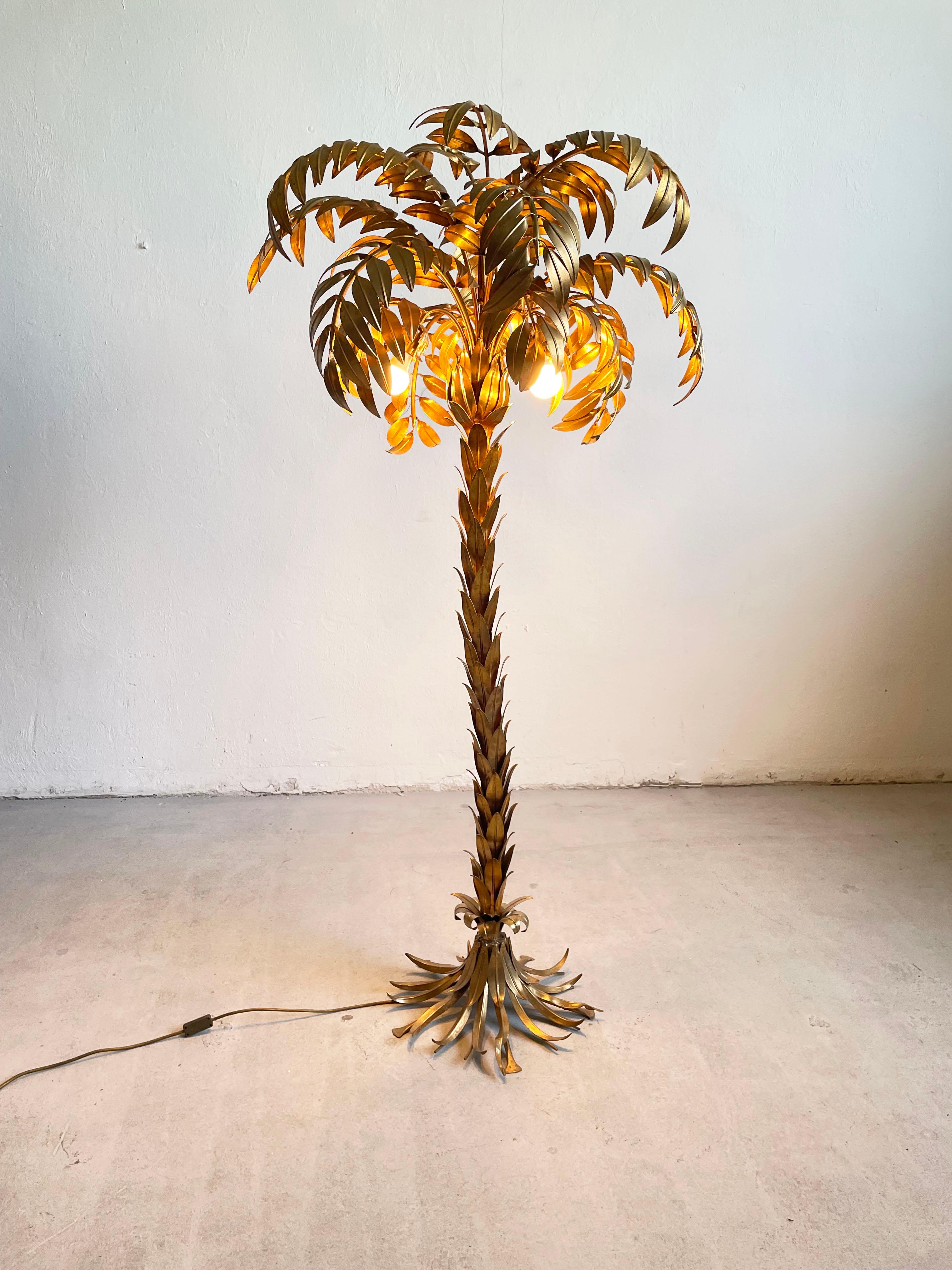 Iconic piece of Hollywood Regency style,  vintage gilded metal palm tree floor lamp by Hans Kögl, in a good vintage condition.

Hand-made in the 1970's in Germany, and every piece produced is unique.

The lamp has 3 lamp sockets (E27), and a 2-pin