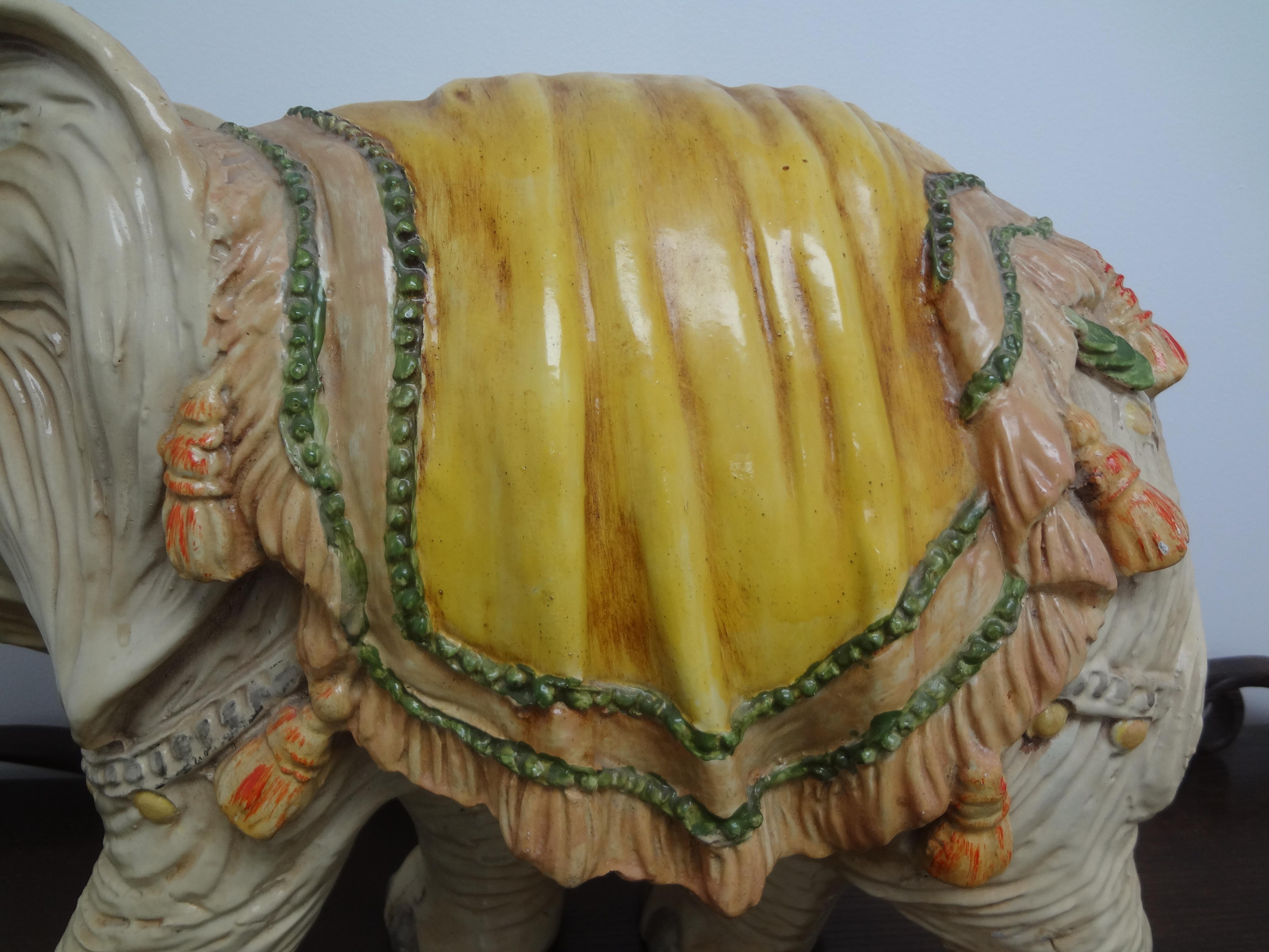 Escultura grande de elefante policromado Hollywood Regency mediados del siglo XX en venta