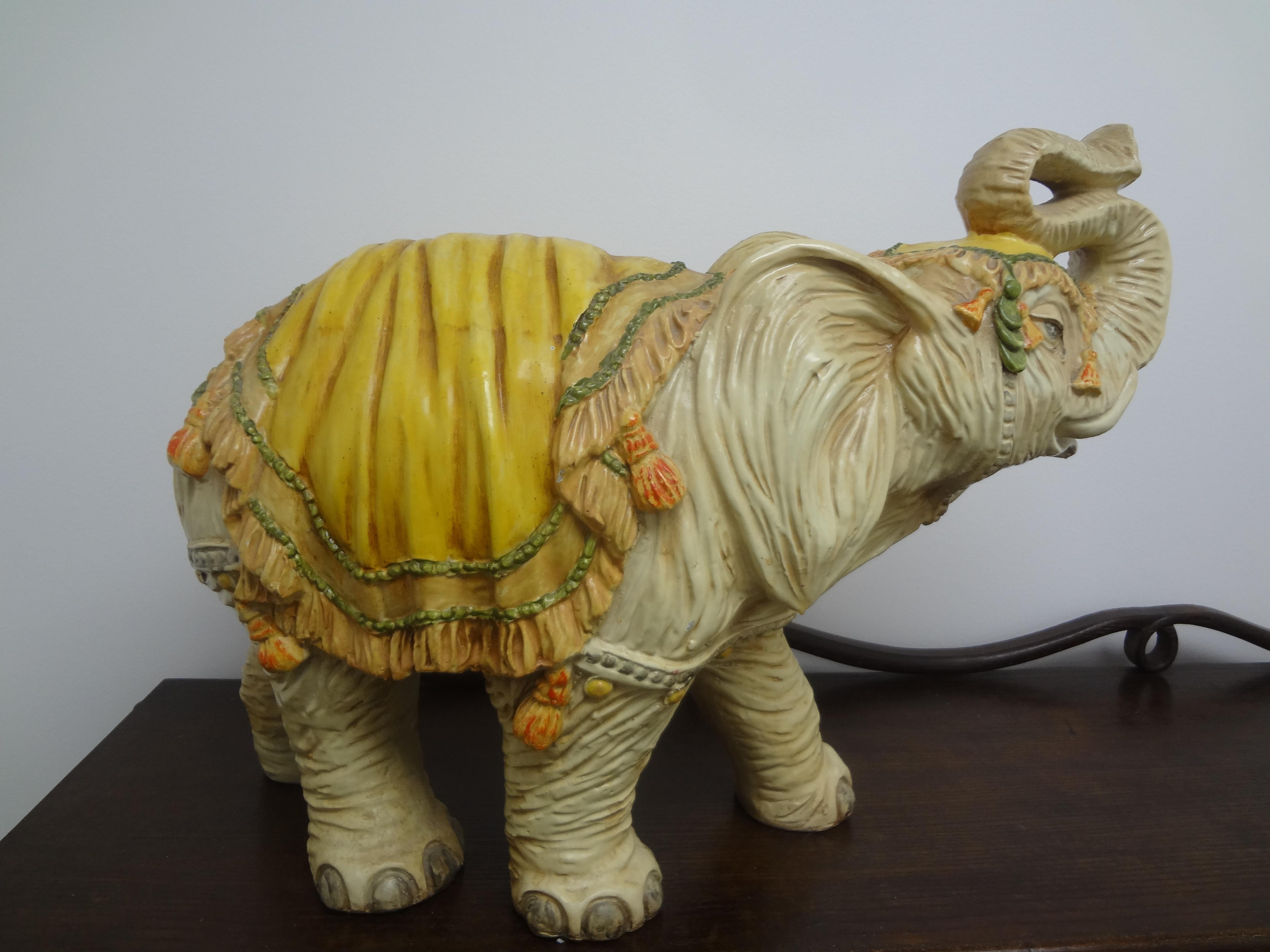 Escultura grande de elefante policromado Hollywood Regency Composición en venta
