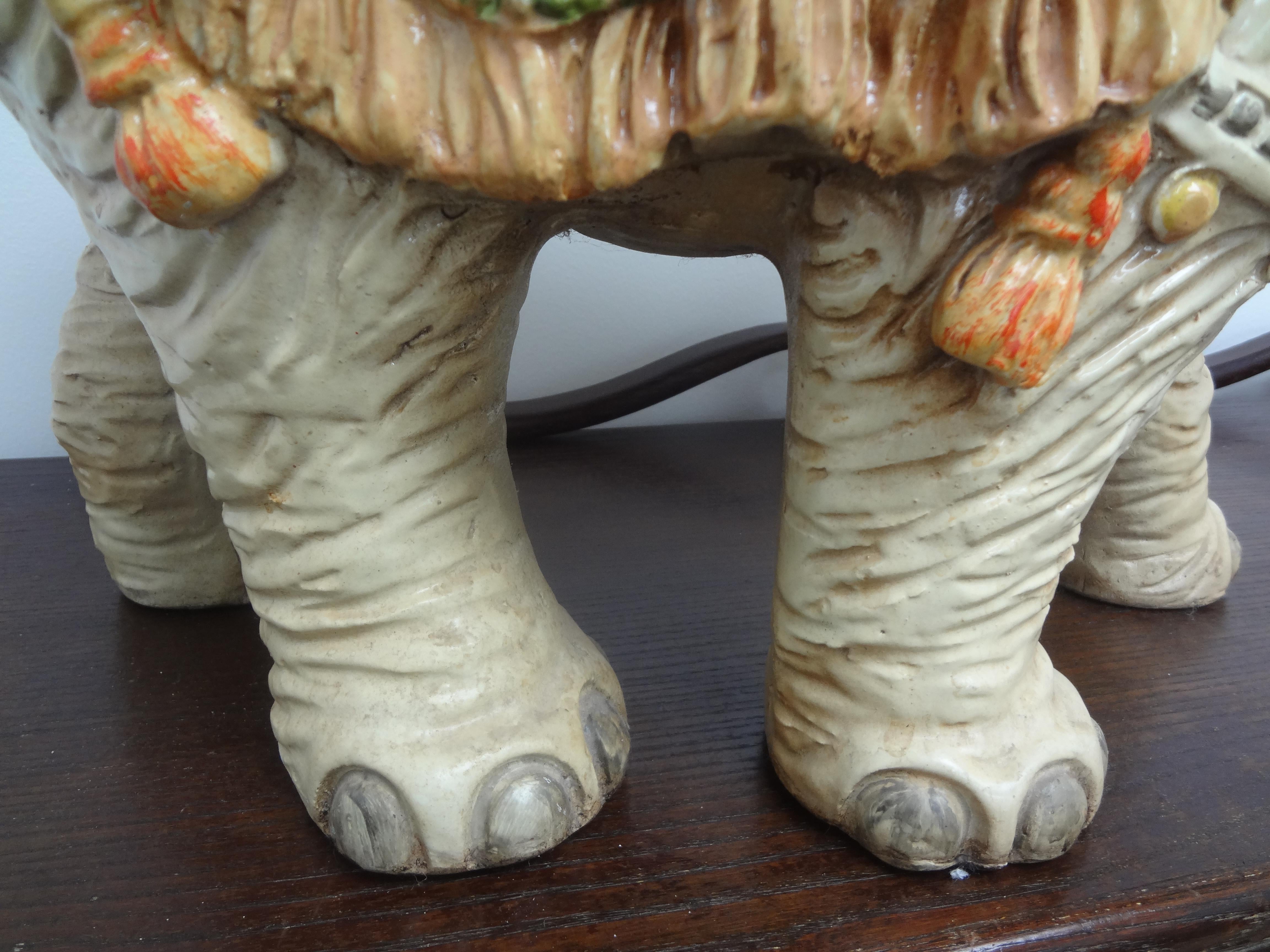 Escultura grande de elefante policromado Hollywood Regency en venta 1