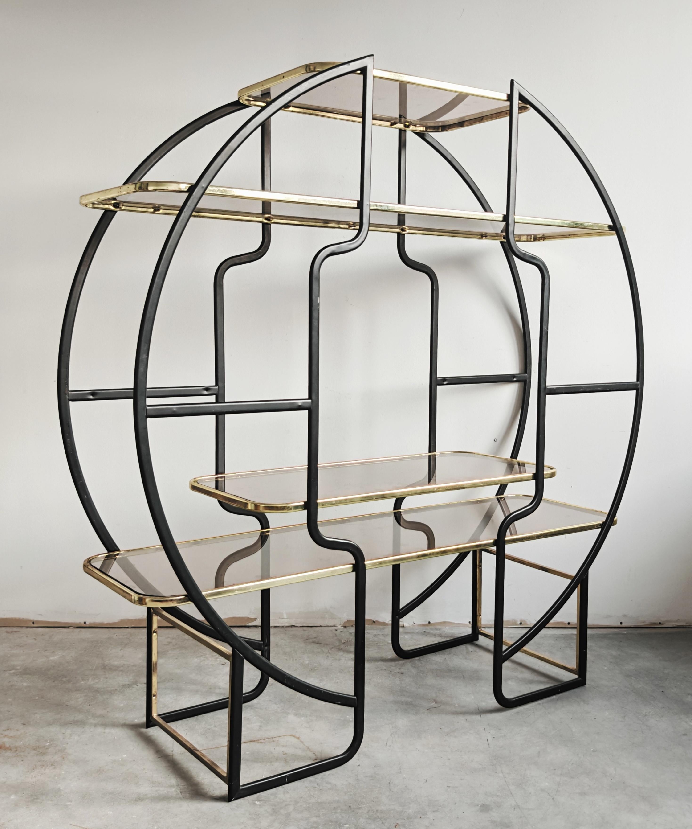 Italiano Grande scaffale divisorio rotondo Hollywood Regency in metallo nero e ottone in vendita