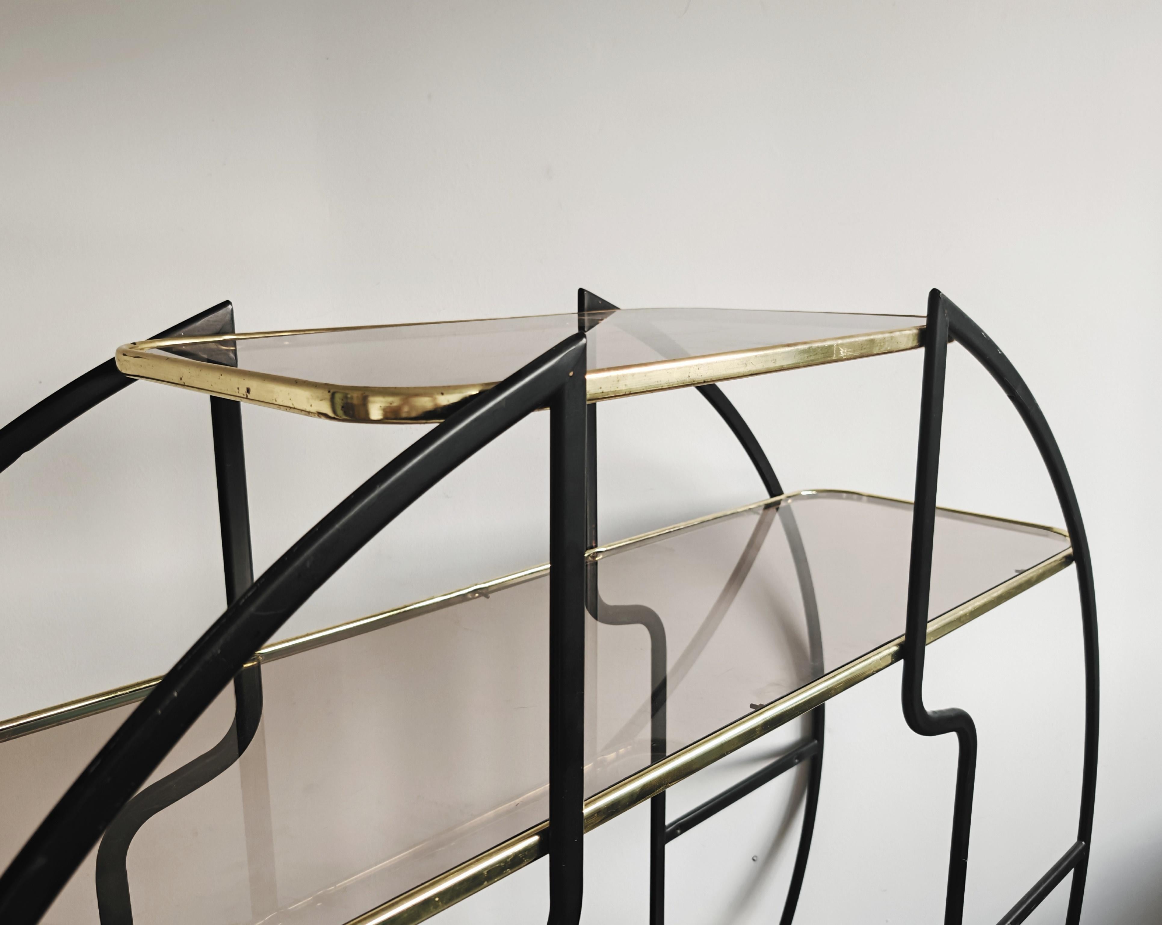 Grande scaffale divisorio rotondo Hollywood Regency in metallo nero e ottone In condizioni buone in vendita a Beograd, RS