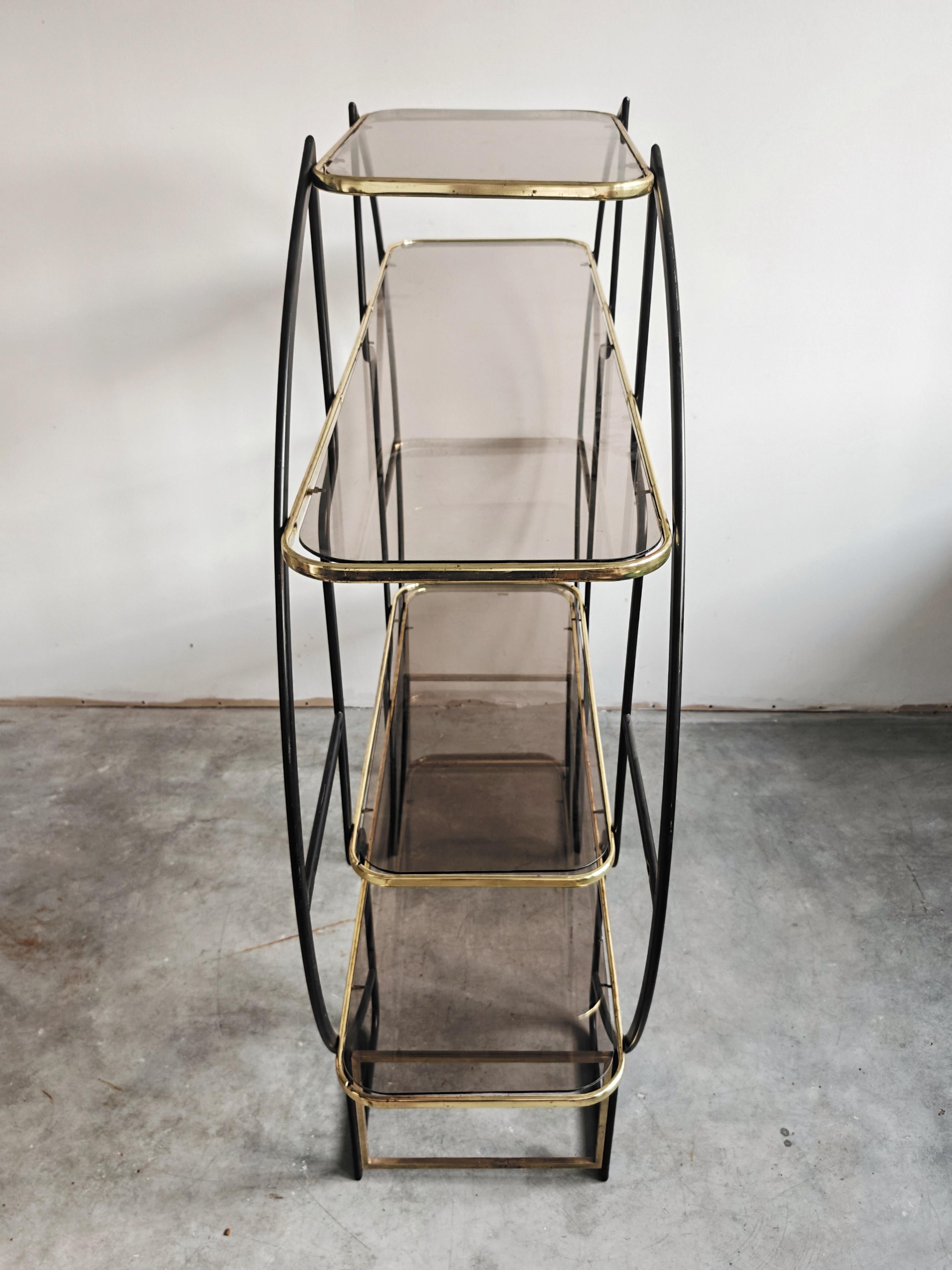 Fine XX secolo Grande scaffale divisorio rotondo Hollywood Regency in metallo nero e ottone in vendita