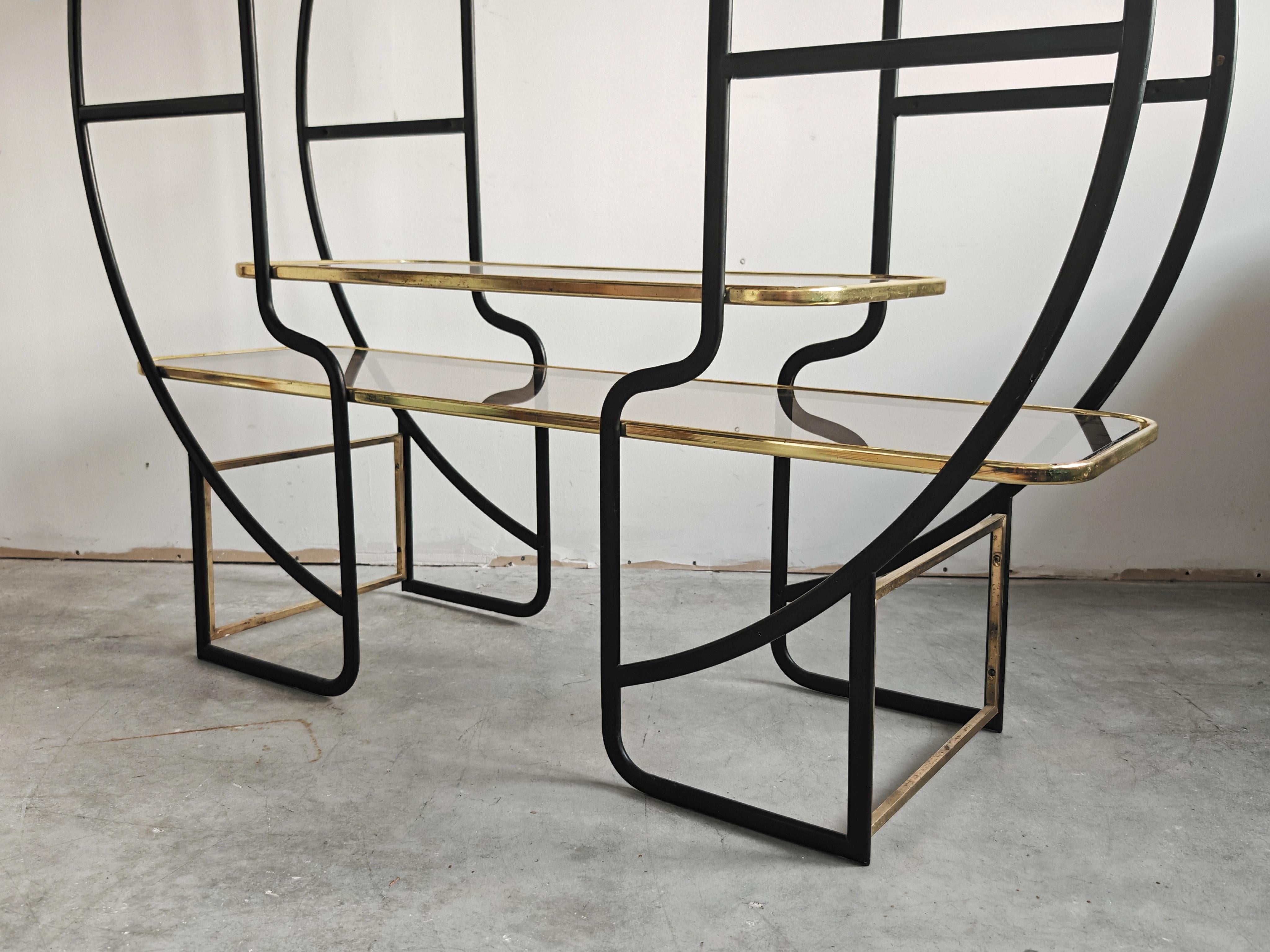 Metallo Grande scaffale divisorio rotondo Hollywood Regency in metallo nero e ottone in vendita