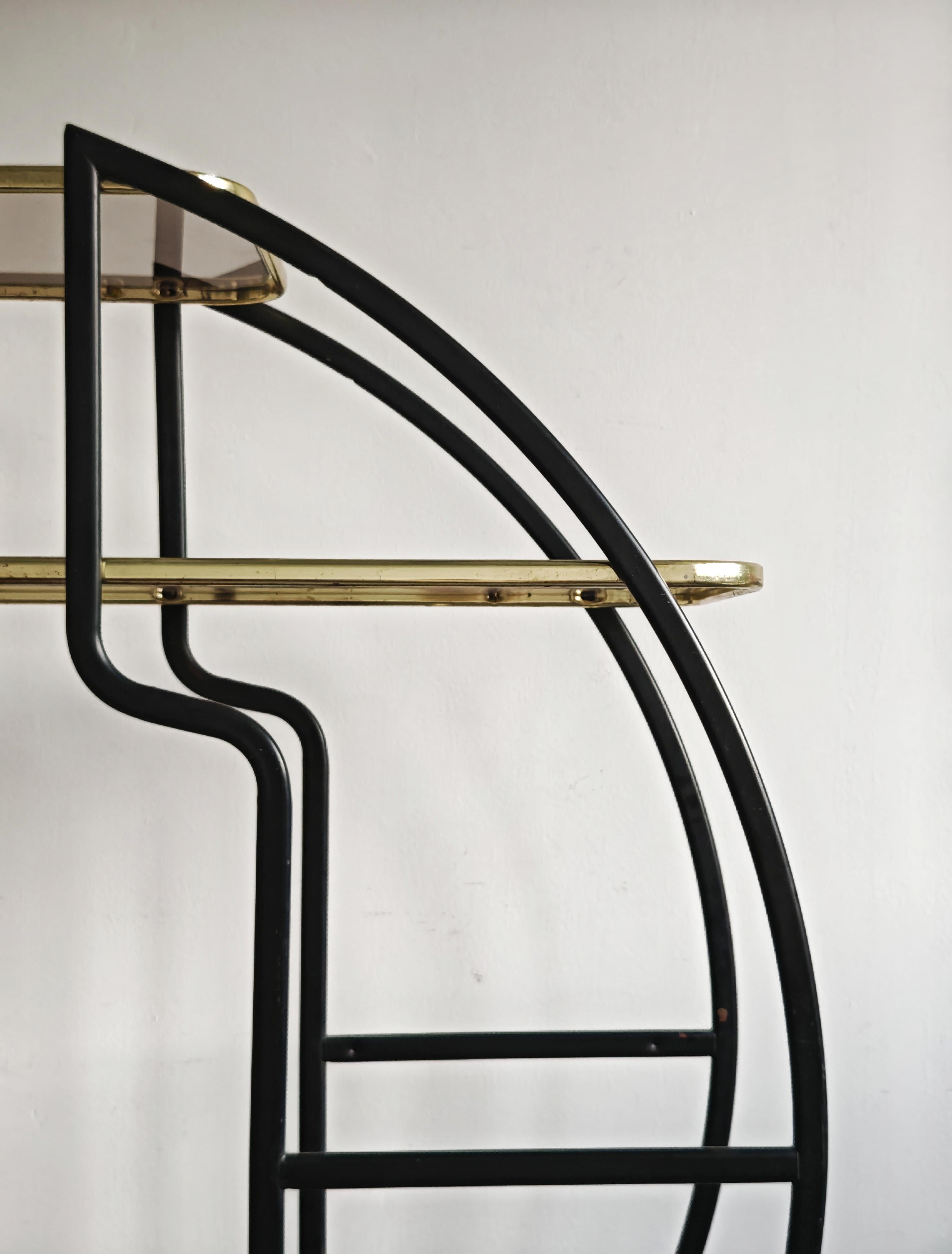 Grande scaffale divisorio rotondo Hollywood Regency in metallo nero e ottone in vendita 2