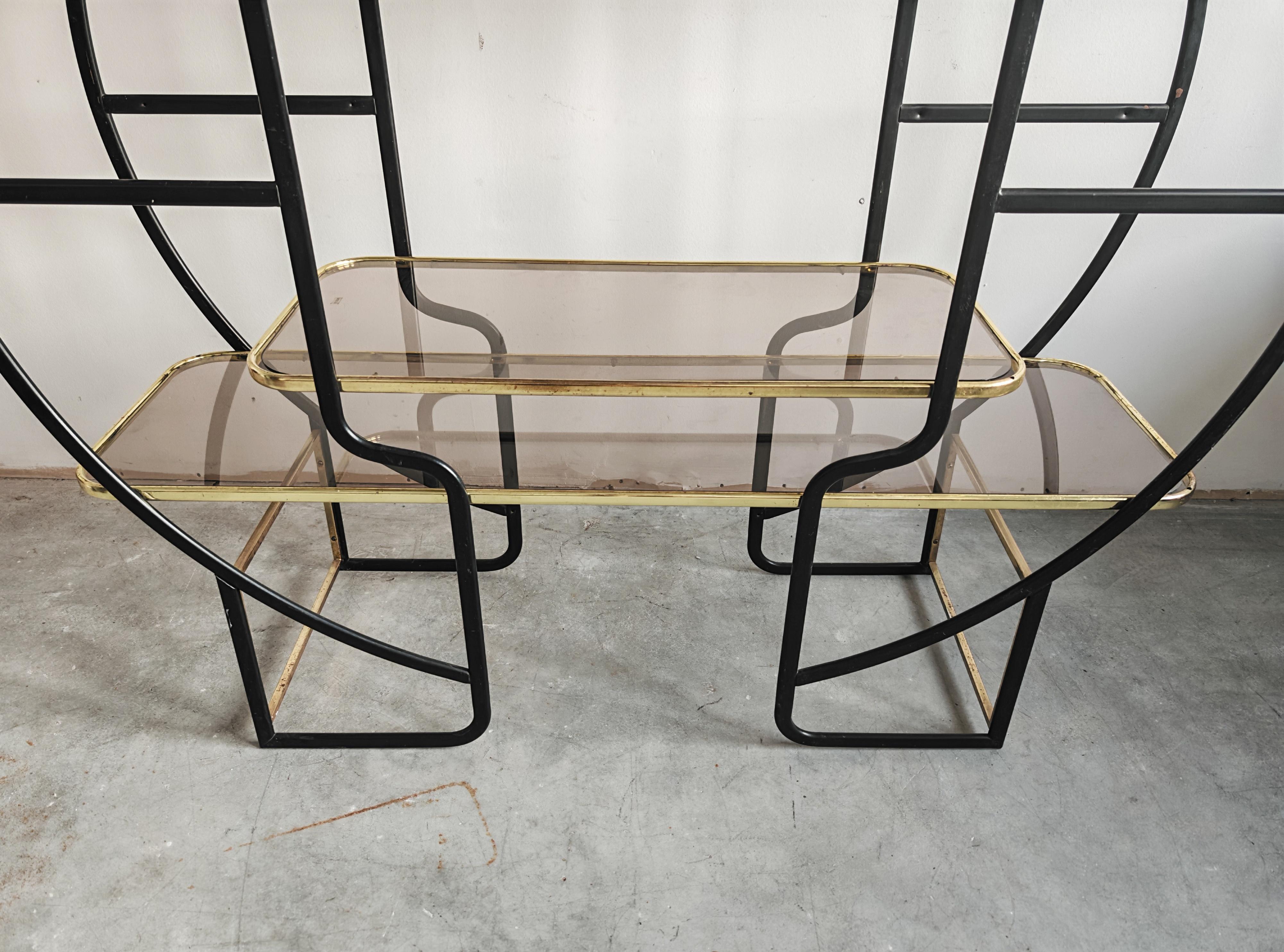Grande scaffale divisorio rotondo Hollywood Regency in metallo nero e ottone in vendita 3