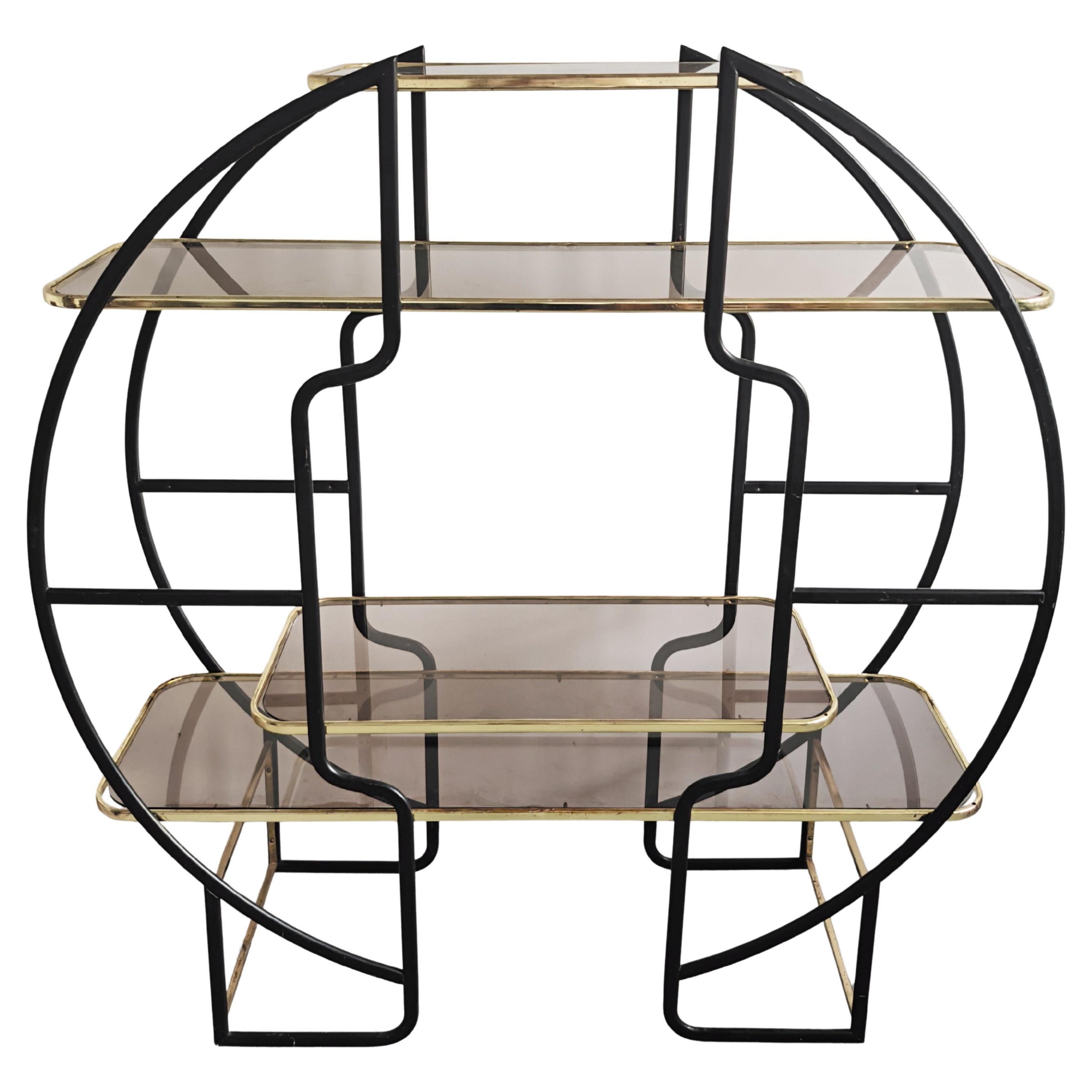 Grande scaffale divisorio rotondo Hollywood Regency in metallo nero e ottone in vendita