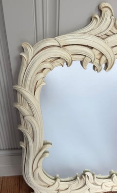 Grande specchio da toeletta in stile Hollywood Regency, modello Serge Roche, con foglia di palma, dal design scultoreo