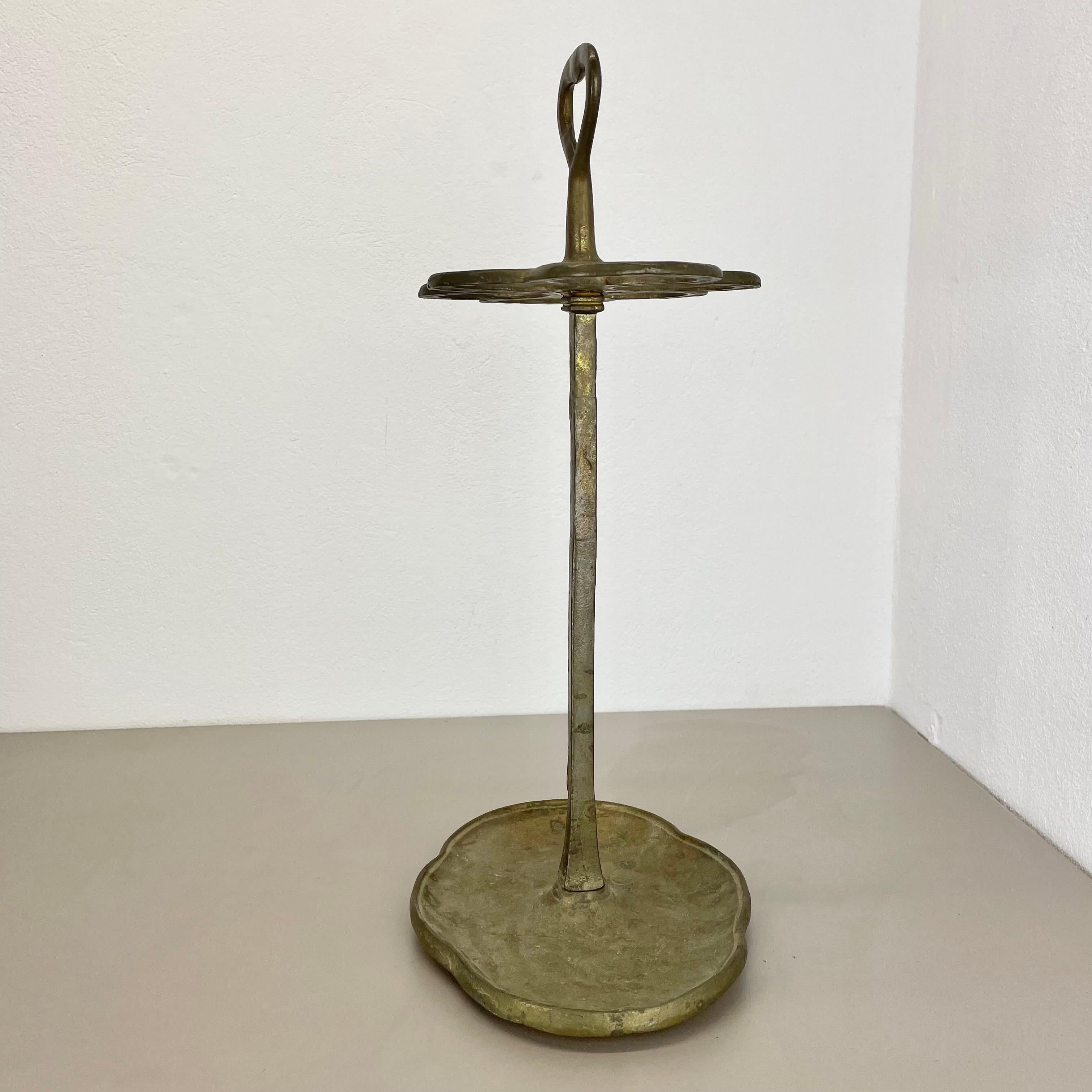 Großer Hollywood Regency Massiver Brutalistischer Umbrella Stand aus Messing, Italien, 1970er Jahre im Angebot 9