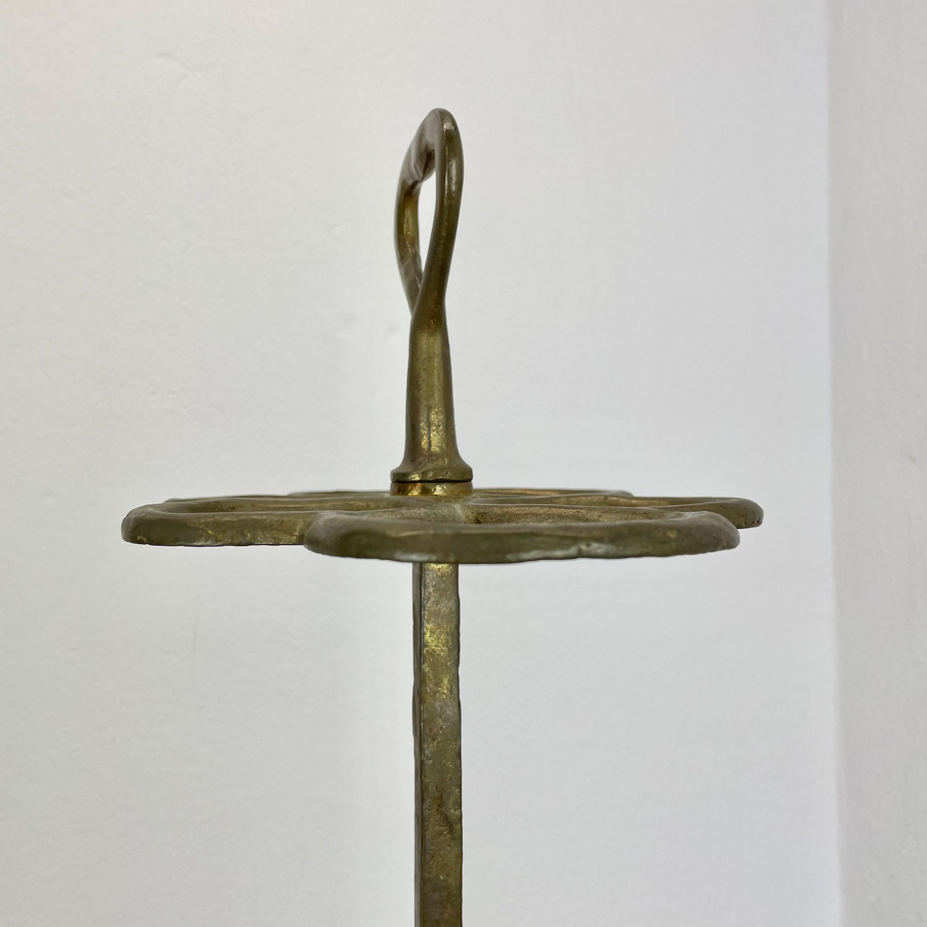 Großer Hollywood Regency Massiver Brutalistischer Umbrella Stand aus Messing, Italien, 1970er Jahre im Angebot 10
