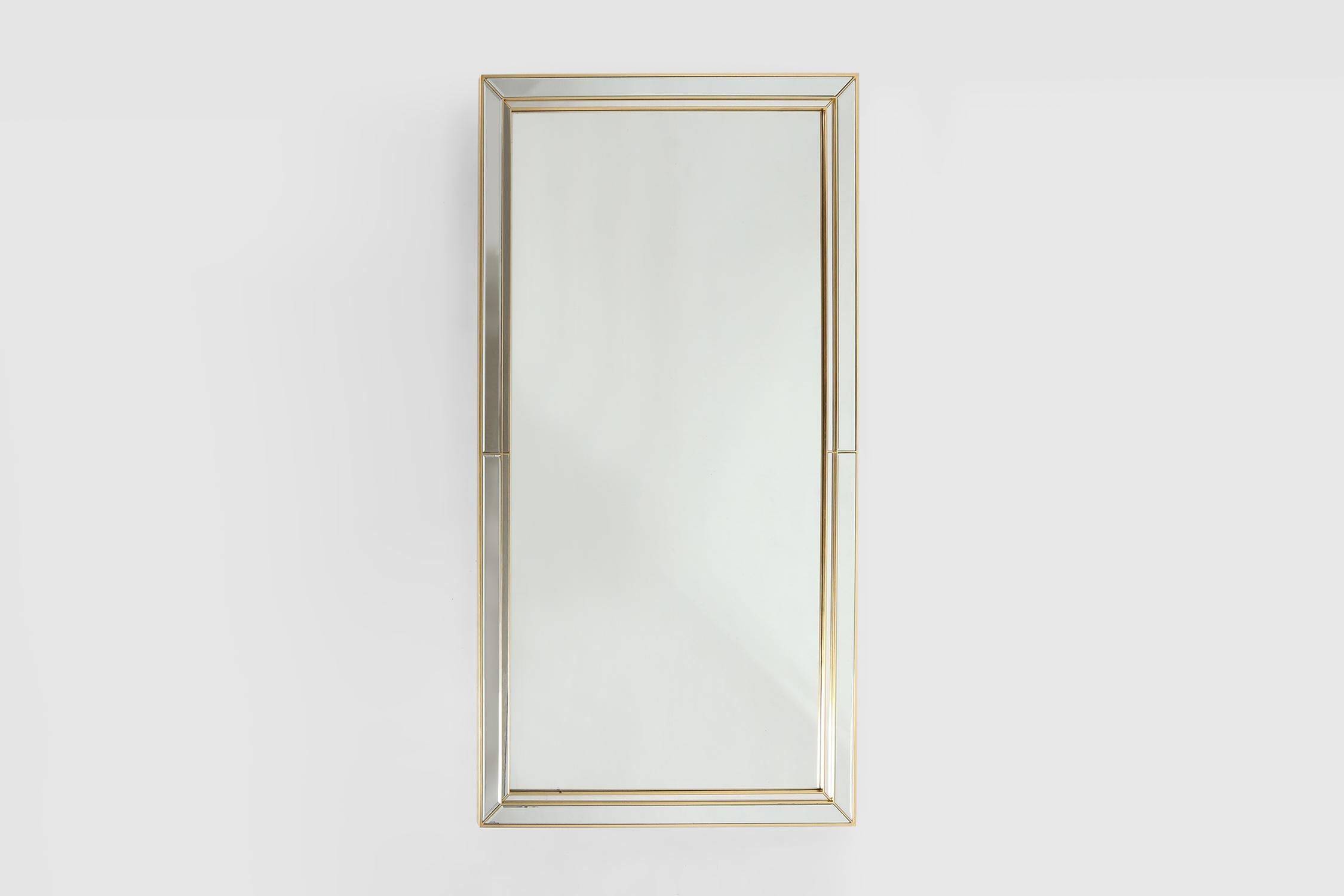 Belgio / 1980 / specchio / Deknudt / vetro, plastica / metà secolo / vintage / hollywood regency

Squisito specchio Deknudt rettangolare di grandi dimensioni con pannelli laterali sfaccettati e finiture dorate in stile Hollywood Regency. Progettato