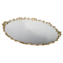 Großer Hollywood-Regency-Stil  Foliate Metall Oval gerahmt verspiegelte Vanity Tray