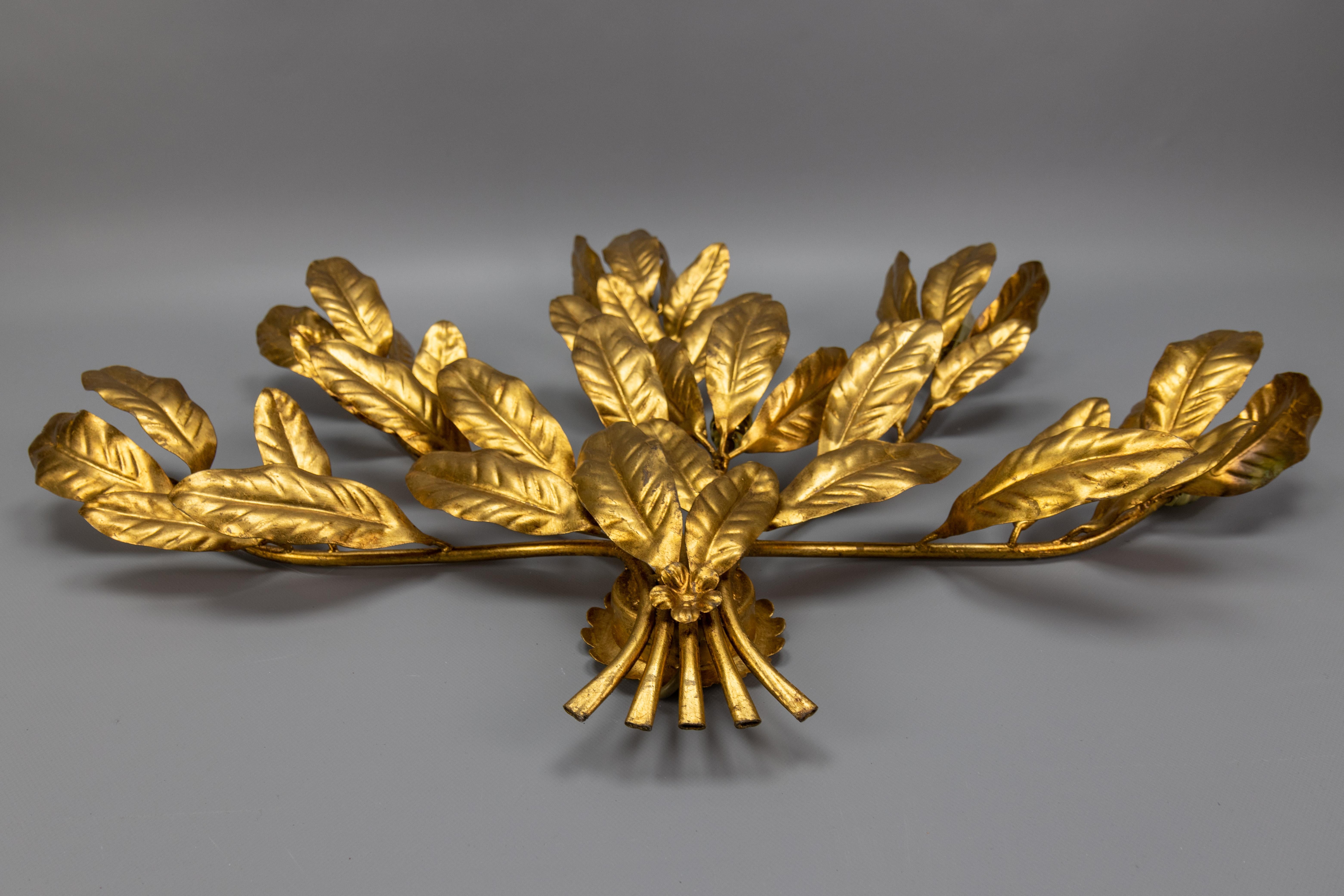 Grande applique a sei luci in stile Hollywood Regency di Hans Kögl in metallo dorato, anni '70 ca. in vendita 5