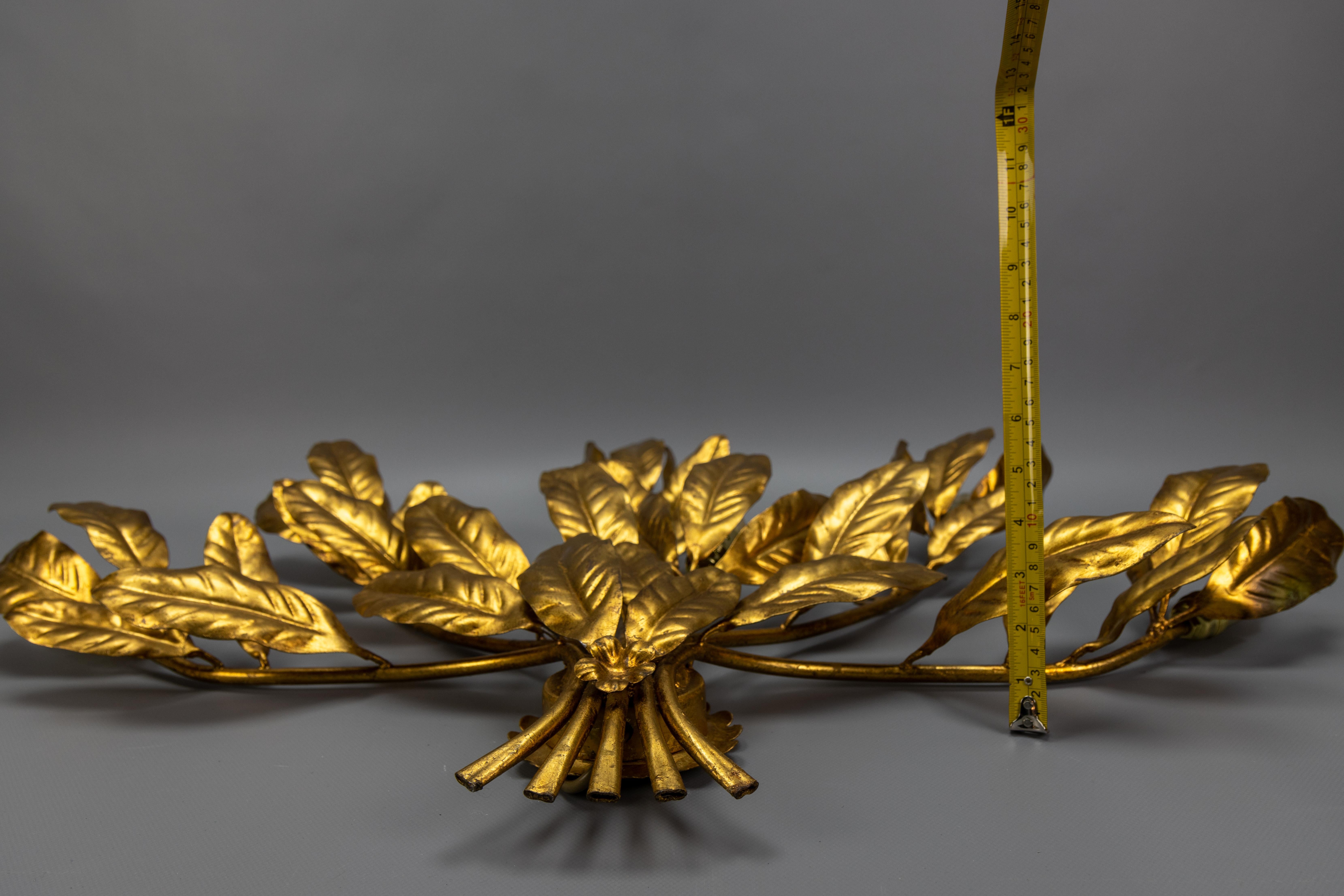 Grande applique a sei luci in stile Hollywood Regency di Hans Kögl in metallo dorato, anni '70 ca. in vendita 7