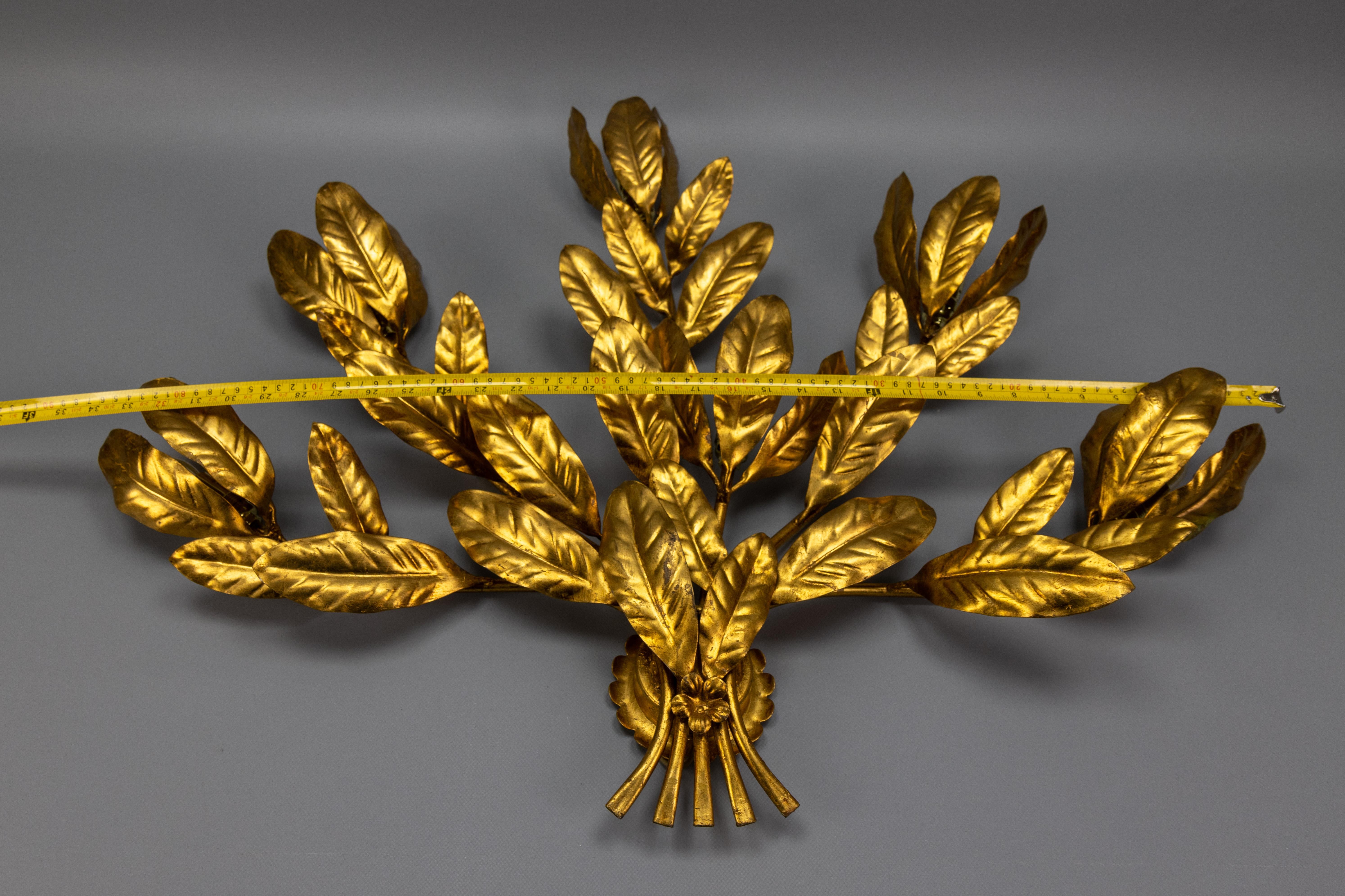 Grande applique a sei luci in stile Hollywood Regency di Hans Kögl in metallo dorato, anni '70 ca. in vendita 8