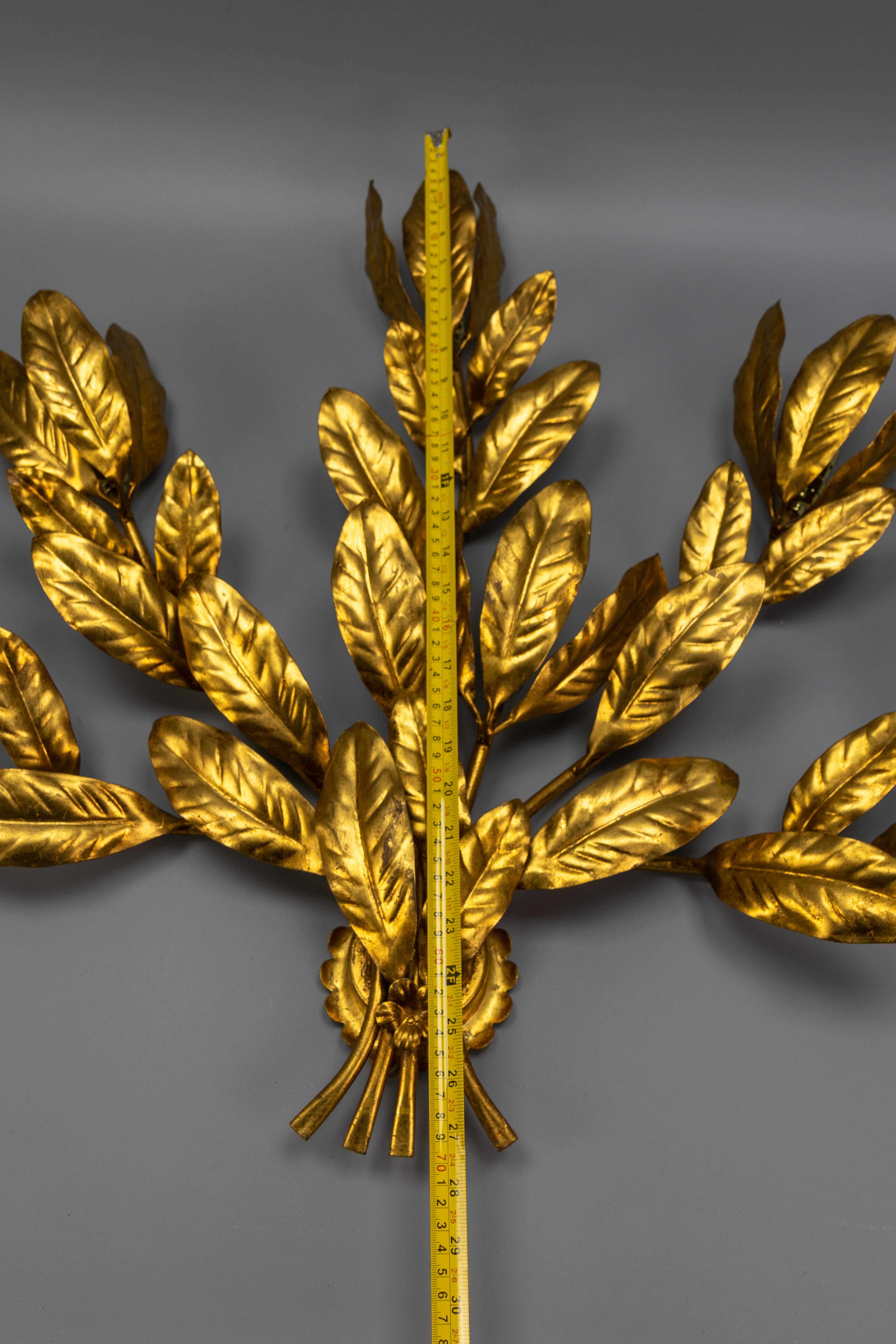 Grande applique a sei luci in stile Hollywood Regency di Hans Kögl in metallo dorato, anni '70 ca. in vendita 10