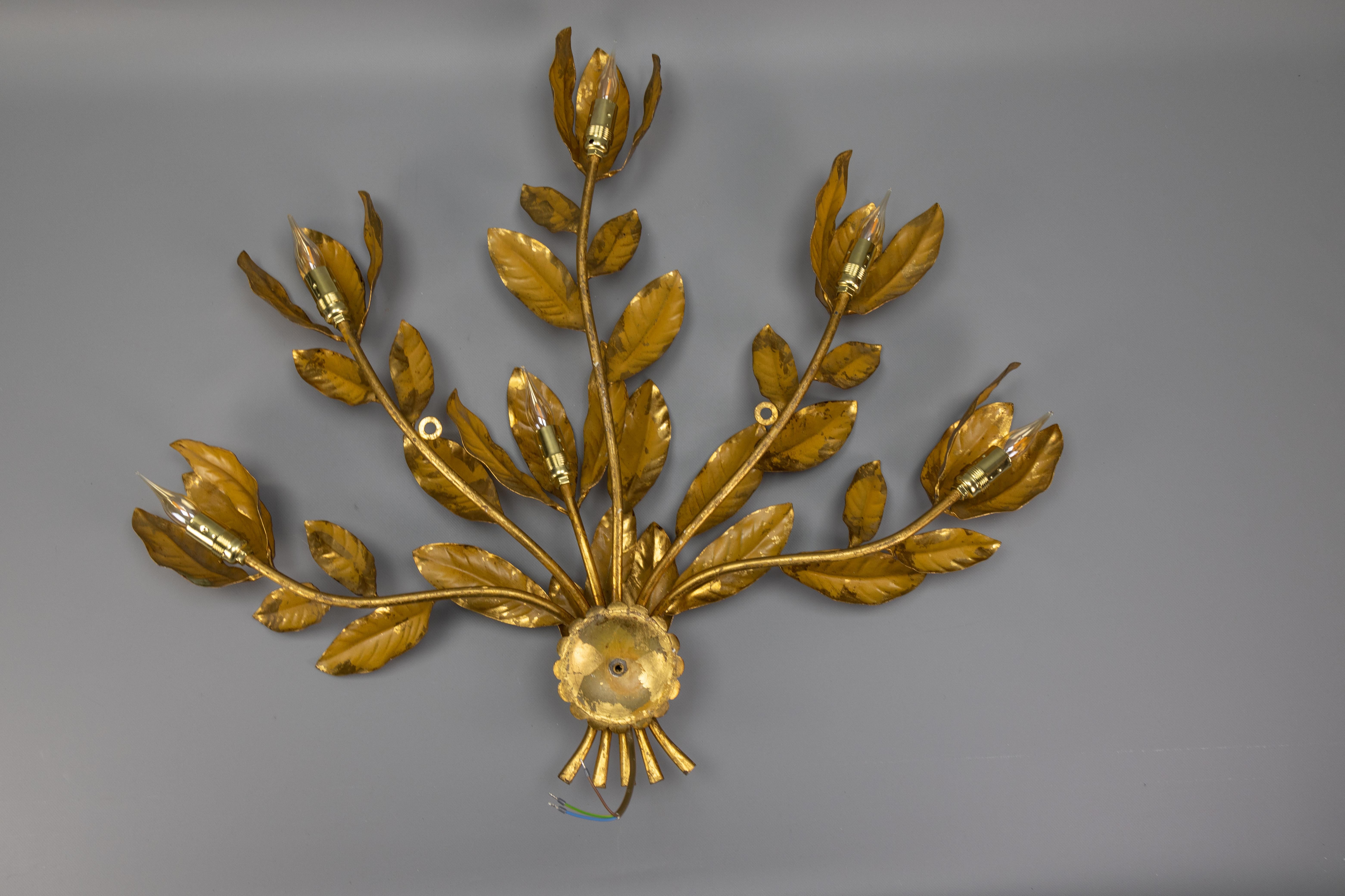Grande applique a sei luci in stile Hollywood Regency di Hans Kögl in metallo dorato, anni '70 ca. in vendita 11