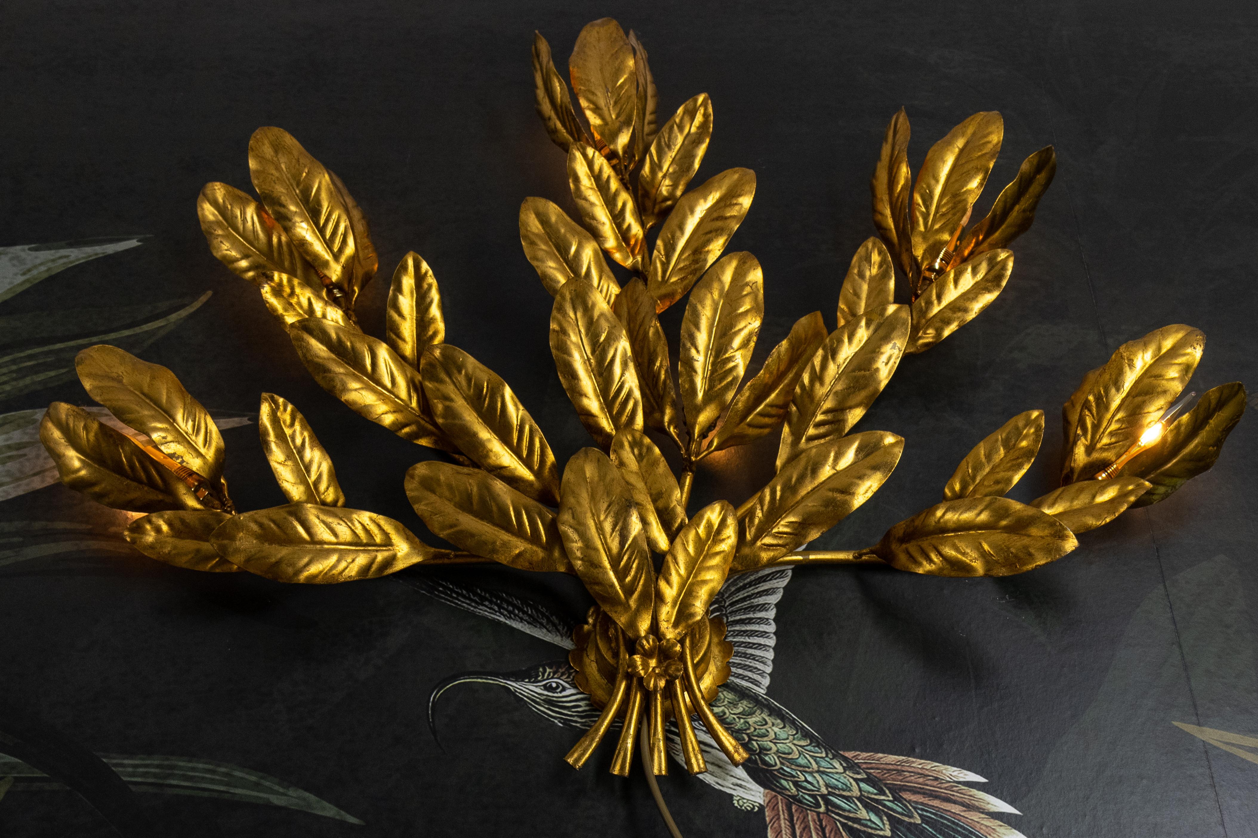 Tedesco Grande applique a sei luci in stile Hollywood Regency di Hans Kögl in metallo dorato, anni '70 ca. in vendita