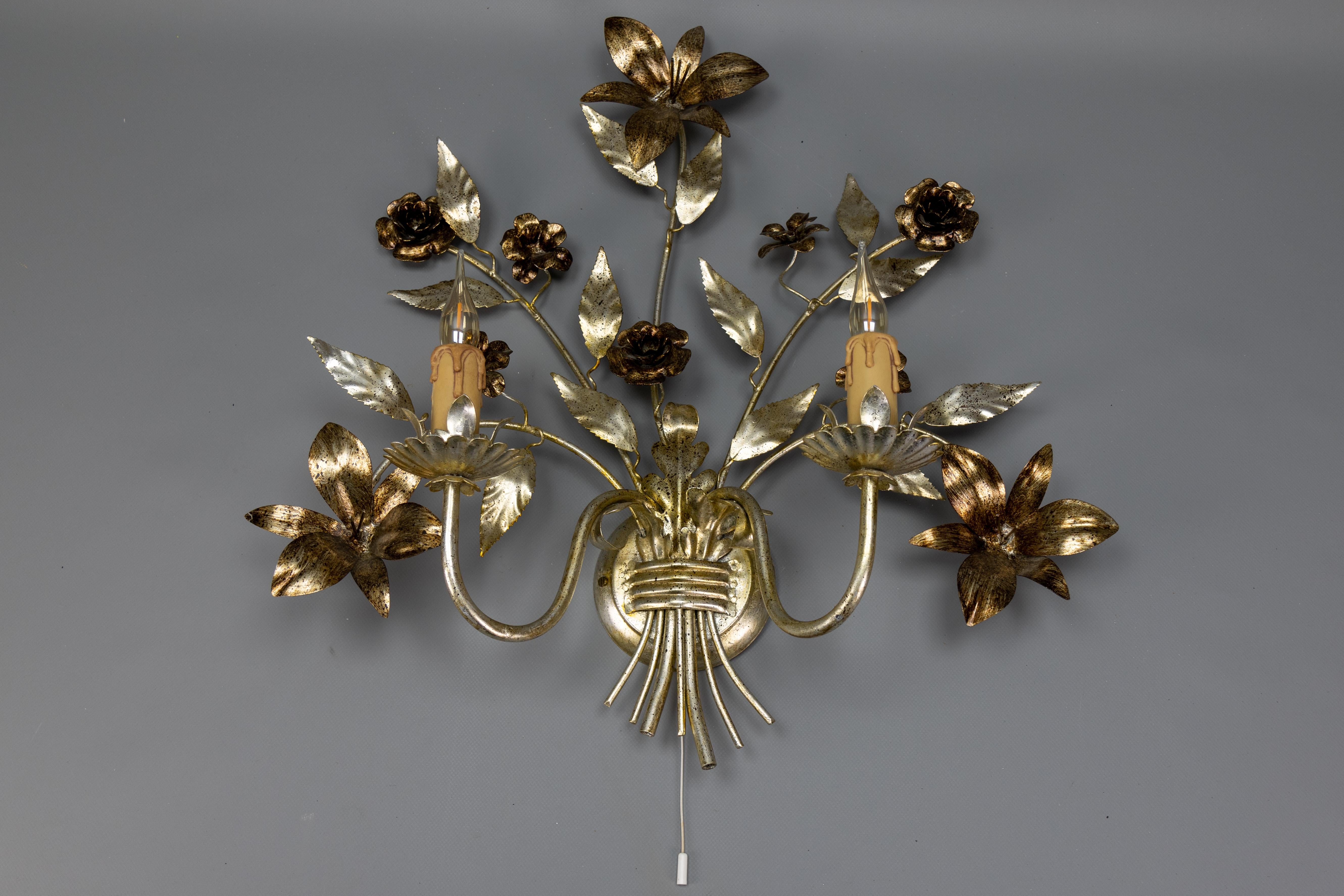 Grande applique a due luci in metallo floreale in stile Hollywood Regency, colore argento in vendita 4