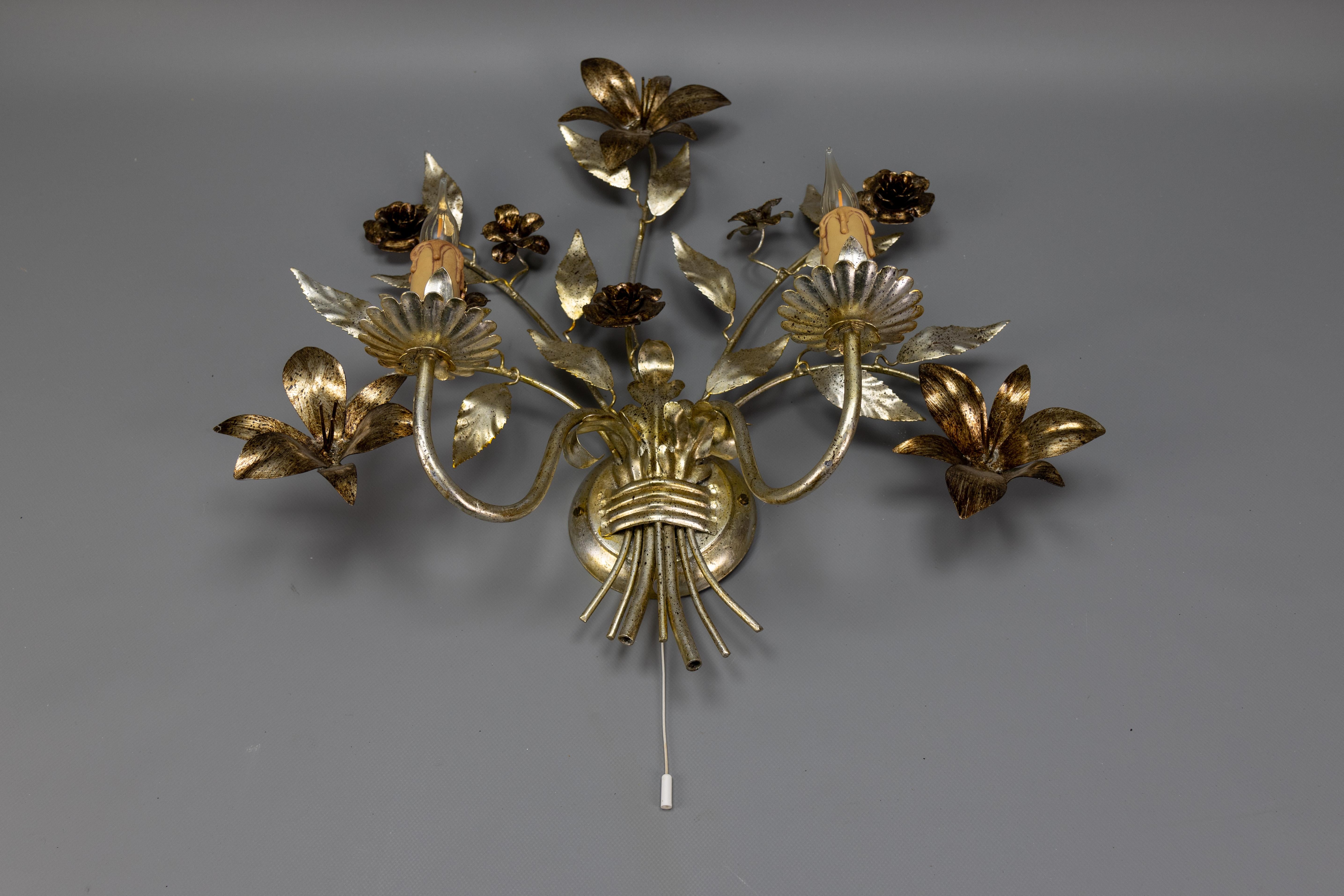 Grande applique a due luci in metallo floreale in stile Hollywood Regency, colore argento in vendita 6