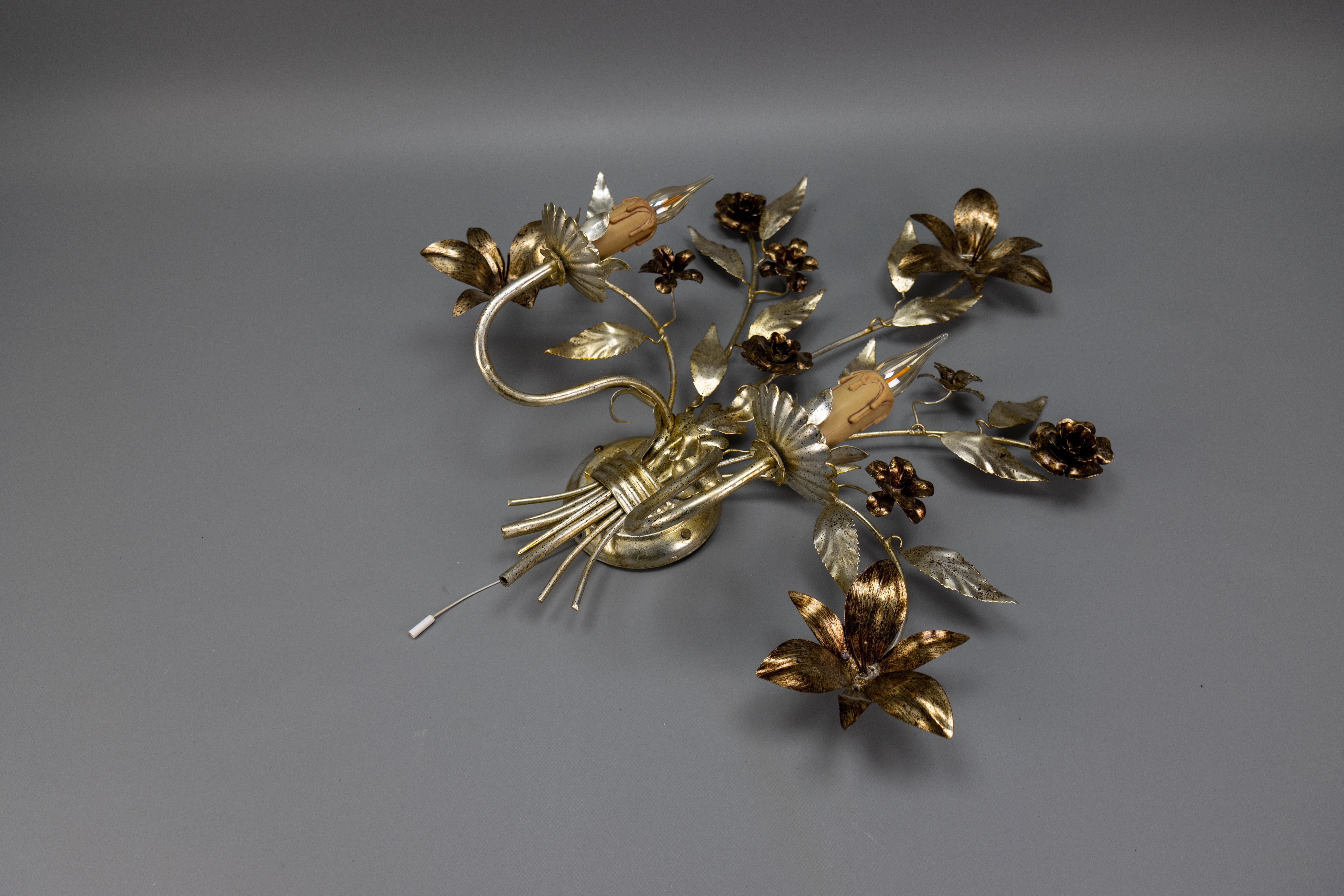 Grande applique a due luci in metallo floreale in stile Hollywood Regency, colore argento in vendita 9